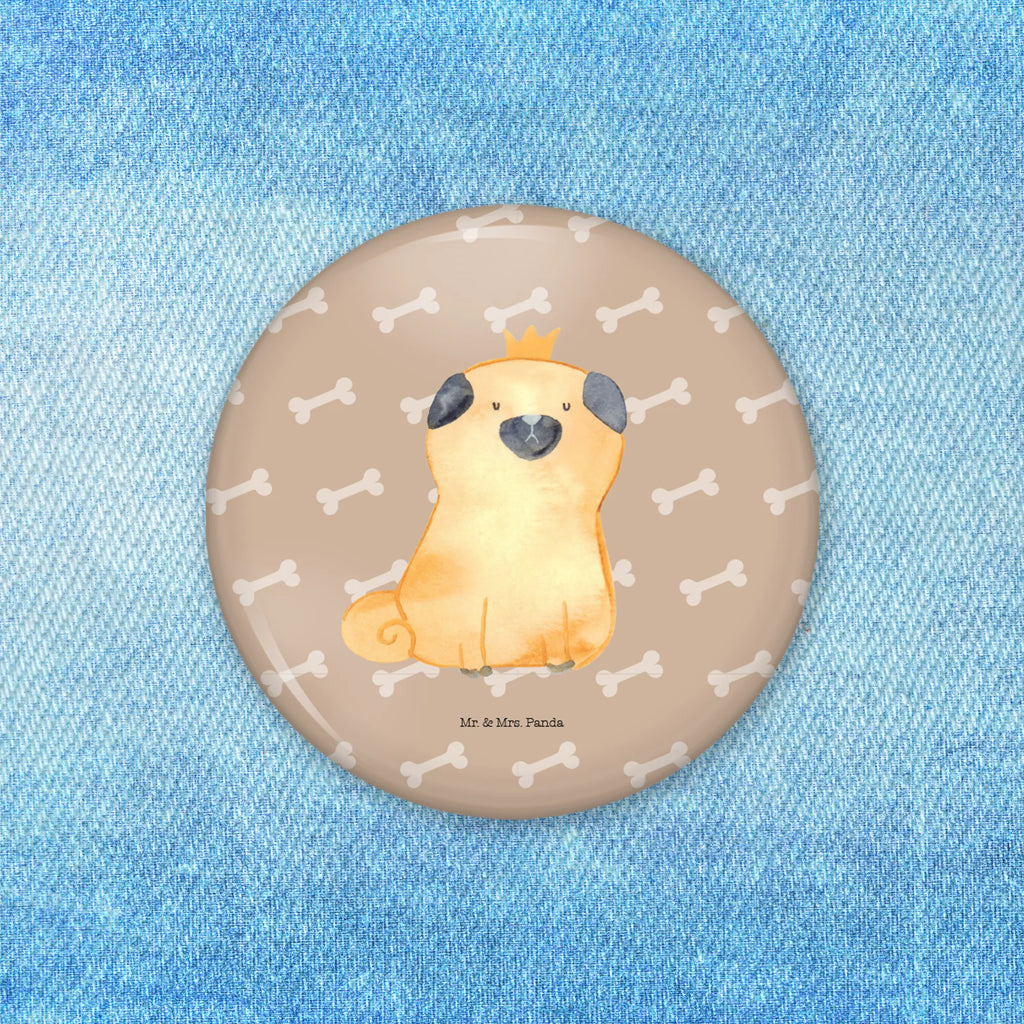 Button Mops Krone Button-Set 50 mm, Button-Button 50 mm, Marketingbutton 50 mm, Runde Buttons 50 mm, Button-Edition 50 mm, Button-Sonderedition 50 mm, Button-Badge 50 mm, Button-Logo 50 mm, Button-Design 50 mm, Button-Druck 50 mm, Werbebutton 50 mm, Button-Anstecker 50 mm, Button 50 mm, Ansteckbutton 50 mm, Eventbutton 50 mm, Button-Kollektion 50 mm, Festivalbutton 50 mm, Sammlerbutton 50 mm, Button-Motiv 50 mm, Button-Lieferung 50 mm, Pin-Button 50 mm, Vereinsbutton 50 mm, Pin 50 mm, Button-Sujet 50 mm, Button-Emblem 50 mm, Button-Pin 50 mm, Button Abzeichen 50 mm, Badge 50 mm, Button-Presse 50 mm, Hund, Hundemotiv, Haustier, Hunderasse, Tierliebhaber, Hundebesitzer, Sprüche, allergisch, Hausregel, lustig, Hundebesitzer. Spruch, Mops, kinderlos