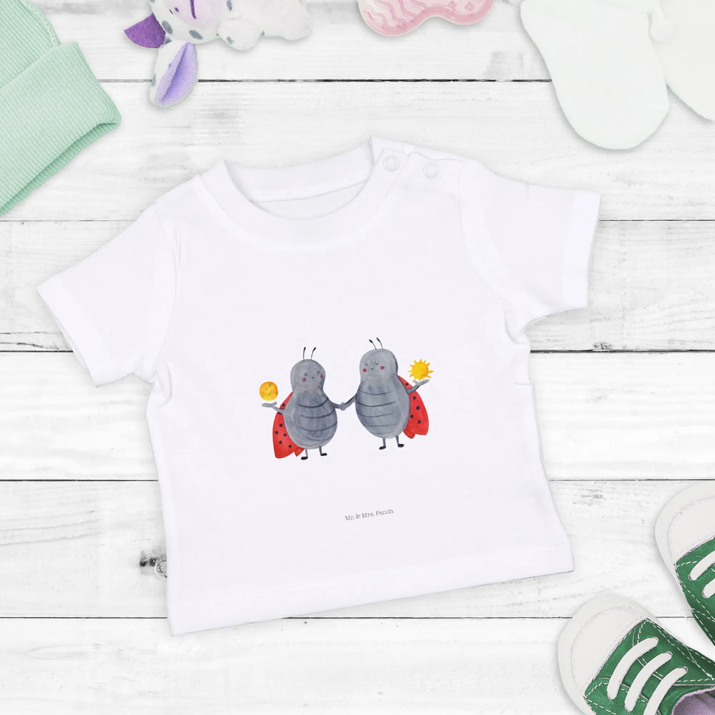 Organic Baby Shirt Sternzeichen Zwilling Baby Shirt Alltag, Baby Shirt Geschenk, Baby Shirt Bunt, Baby Sweatshirt, Baby Shirt, Baby T-Shirt, Baby Shirt Mit Aufdruck, Baby Hemd, Baby Jerseyshirt, Süßes Baby Shirt, Baby Kurzarmshirt, Baby Baumwollshirt, Baby Shirt Modern, Baby Shirt Gestreift, Baby Shirt Grau, Lustiges Baby Shirt, Baby Langarmshirt, Baby Bio Shirt, Baby Shirt Mädchen, Baby Oberteil, Baby Shirt Zur Geburt, Baby Shirt Pastell, Baby Shirt Mit Spruch, Baby Shirt Erstausstattung, Baby Shirt Klassisch, Baby Shirt Mit Motiv, Baby Shirt Weiß, Baby Pullover, Baby Shirt Neutral, Baby Top, Baby Shirt Unisex, Baby Shirt Junge, Horoskop, Astrologie, Sternzeichen, Aszendent, Tierkreiszeichen, Zwillingsbruder, Zwilling Geschenk, Geschenk Mai, Glückskäfer, Marienkäfer, Geschenk Juni, Zwillingsschwester, Zwillinge, Geburtstag Mai, Zwilling Sternzeichen