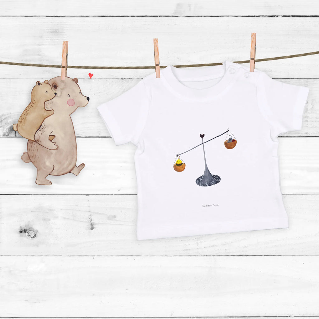 Organic Baby Shirt Star sign Scale Baby Pullover, Baby Shirt, Baby Shirt Mit Aufdruck, Baby Bio Shirt, Baby Shirt Geschenk, Baby Shirt Junge, Baby Top, Baby Hemd, Baby Shirt Erstausstattung, Baby Shirt Neutral, Baby Shirt Mädchen, Baby Sweatshirt, Baby Shirt Mit Spruch, Baby Jerseyshirt, Baby Shirt Zur Geburt, Baby Oberteil, Baby Shirt Weiß, Baby Shirt Gestreift, Baby T-Shirt, Baby Shirt Mit Motiv, Süßes Baby Shirt, Baby Baumwollshirt, Baby Shirt Klassisch, Baby Shirt Alltag, Baby Langarmshirt, Baby Kurzarmshirt, Baby Shirt Modern, Baby Shirt Grau, Baby Shirt Unisex, Baby Shirt Bunt, Lustiges Baby Shirt, Baby Shirt Pastell, Tierkreiszeichen, Sternzeichen, Horoskop, Astrologie, Aszendent, Hummel, Waage Sternzeichen, Waage Geschenk, Geburtstag September, Waage, Marienkäfer, Geschenk September, Geschenk Oktober, Geburtstag Oktober, Biene, Gleichgewicht