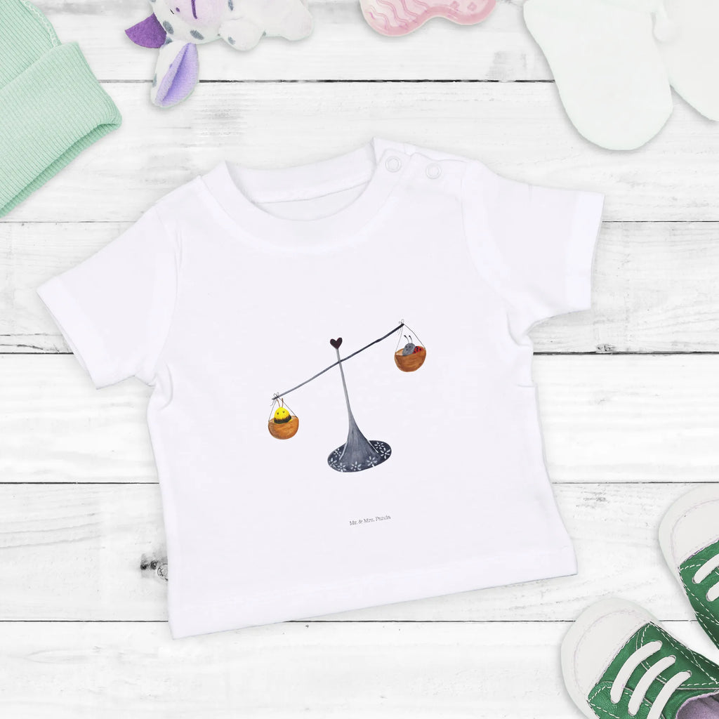 Organic Baby Shirt Star sign Scale Baby Pullover, Baby Shirt, Baby Shirt Mit Aufdruck, Baby Bio Shirt, Baby Shirt Geschenk, Baby Shirt Junge, Baby Top, Baby Hemd, Baby Shirt Erstausstattung, Baby Shirt Neutral, Baby Shirt Mädchen, Baby Sweatshirt, Baby Shirt Mit Spruch, Baby Jerseyshirt, Baby Shirt Zur Geburt, Baby Oberteil, Baby Shirt Weiß, Baby Shirt Gestreift, Baby T-Shirt, Baby Shirt Mit Motiv, Süßes Baby Shirt, Baby Baumwollshirt, Baby Shirt Klassisch, Baby Shirt Alltag, Baby Langarmshirt, Baby Kurzarmshirt, Baby Shirt Modern, Baby Shirt Grau, Baby Shirt Unisex, Baby Shirt Bunt, Lustiges Baby Shirt, Baby Shirt Pastell, Tierkreiszeichen, Sternzeichen, Horoskop, Astrologie, Aszendent, Hummel, Waage Sternzeichen, Waage Geschenk, Geburtstag September, Waage, Marienkäfer, Geschenk September, Geschenk Oktober, Geburtstag Oktober, Biene, Gleichgewicht