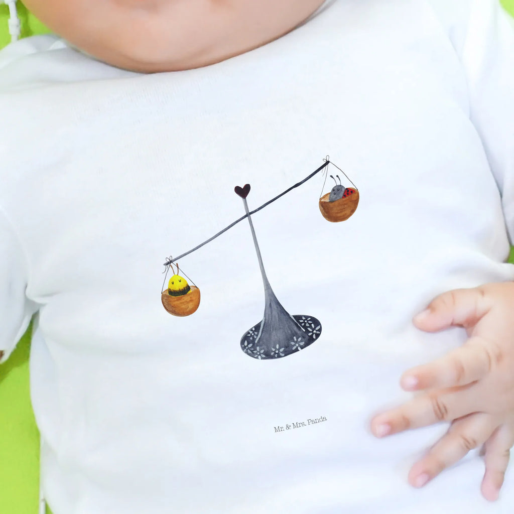 Organic Baby Shirt Star sign Scale Baby Pullover, Baby Shirt, Baby Shirt Mit Aufdruck, Baby Bio Shirt, Baby Shirt Geschenk, Baby Shirt Junge, Baby Top, Baby Hemd, Baby Shirt Erstausstattung, Baby Shirt Neutral, Baby Shirt Mädchen, Baby Sweatshirt, Baby Shirt Mit Spruch, Baby Jerseyshirt, Baby Shirt Zur Geburt, Baby Oberteil, Baby Shirt Weiß, Baby Shirt Gestreift, Baby T-Shirt, Baby Shirt Mit Motiv, Süßes Baby Shirt, Baby Baumwollshirt, Baby Shirt Klassisch, Baby Shirt Alltag, Baby Langarmshirt, Baby Kurzarmshirt, Baby Shirt Modern, Baby Shirt Grau, Baby Shirt Unisex, Baby Shirt Bunt, Lustiges Baby Shirt, Baby Shirt Pastell, Tierkreiszeichen, Sternzeichen, Horoskop, Astrologie, Aszendent, Hummel, Waage Sternzeichen, Waage Geschenk, Geburtstag September, Waage, Marienkäfer, Geschenk September, Geschenk Oktober, Geburtstag Oktober, Biene, Gleichgewicht