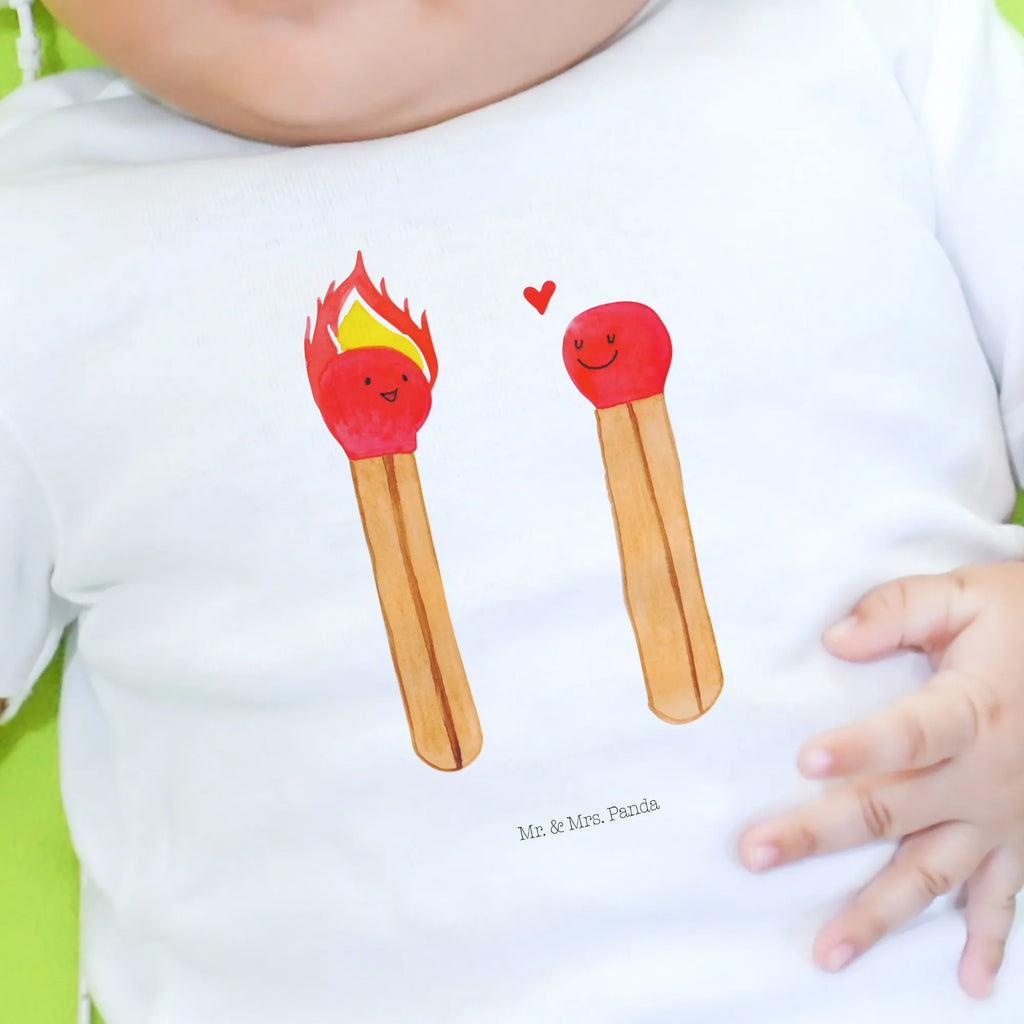 Organiczna koszulka dla niemowląt Zapałki Baby Sweatshirt, Baby Shirt Mit Aufdruck, Baby Shirt Alltag, Baby Shirt Mädchen, Baby Shirt Junge, Baby Oberteil, Baby Shirt Mit Motiv, Baby Shirt Pastell, Baby Hemd, Baby Shirt Gestreift, Baby Bio Shirt, Baby Baumwollshirt, Baby Shirt Neutral, Baby Shirt Bunt, Baby Shirt Grau, Baby Shirt Erstausstattung, Baby T-Shirt, Baby Shirt Zur Geburt, Baby Langarmshirt, Baby Kurzarmshirt, Baby Shirt Klassisch, Baby Pullover, Baby Shirt Mit Spruch, Baby Top, Baby Jerseyshirt, Süßes Baby Shirt, Baby Shirt Unisex, Lustiges Baby Shirt, Baby Shirt, Baby Shirt Modern, Baby Shirt Geschenk, Baby Shirt Weiß, Hocheitstag, Liebesgeschenk, Jahrestag, Verlobung, Freundin, Partner, Freund, Ehemann, Ehefrau, Heiraten, Liebe, Heiratsantrag, Streichhölzer