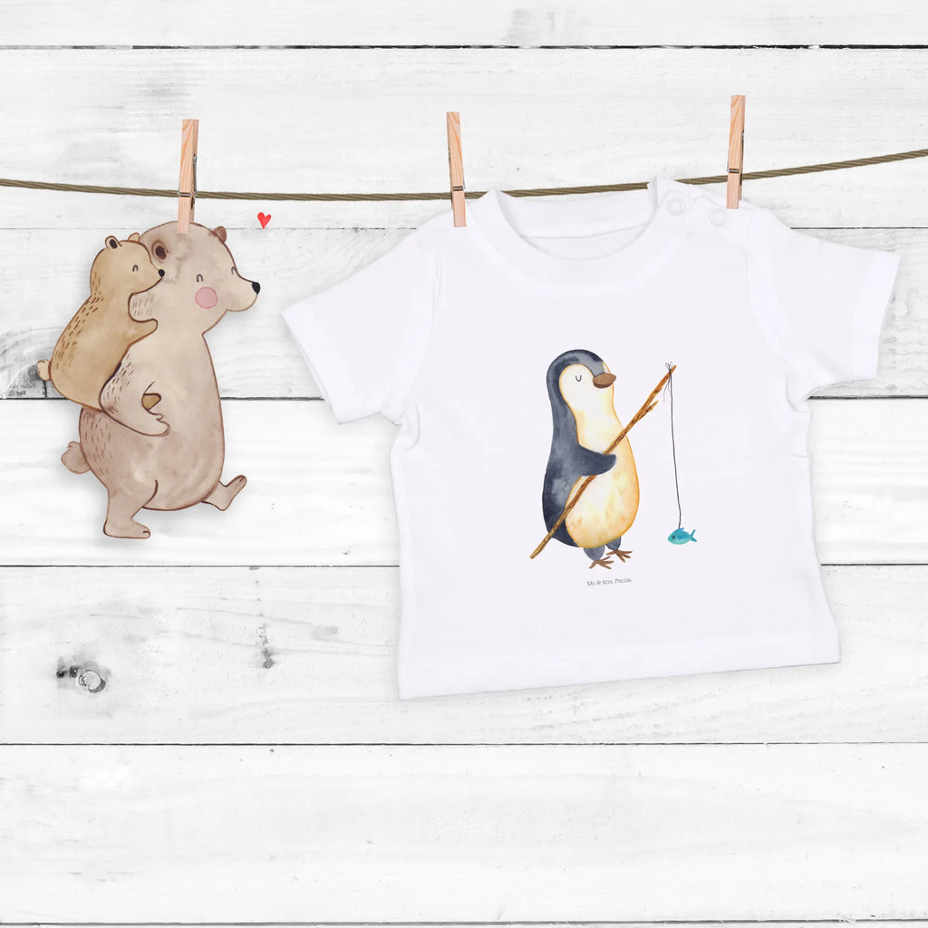 Organic Baby Shirt Pinguin Angler Baby Shirt Klassisch, Baby Sweatshirt, Baby Shirt Junge, Lustiges Baby Shirt, Baby Shirt, Baby Oberteil, Baby Hemd, Baby Shirt Mit Motiv, Baby Shirt Alltag, Baby Top, Baby Kurzarmshirt, Süßes Baby Shirt, Baby Pullover, Baby Bio Shirt, Baby T-Shirt, Baby Shirt Mädchen, Baby Langarmshirt, Baby Shirt Geschenk, Baby Shirt Mit Spruch, Baby Baumwollshirt, Baby Shirt Zur Geburt, Baby Shirt Pastell, Baby Shirt Modern, Baby Shirt Grau, Baby Shirt Erstausstattung, Baby Shirt Mit Aufdruck, Baby Shirt Gestreift, Baby Shirt Neutral, Baby Shirt Unisex, Baby Jerseyshirt, Baby Shirt Weiß, Baby Shirt Bunt, Pinguin, Angler, Pinguine, Angeln, Geschenkidee, Planer, Freundinnen, Urlaub, Motivation, Wochenende, Geschenk, Plan, Hobby, Tagträume, Neustart, Tagesplan