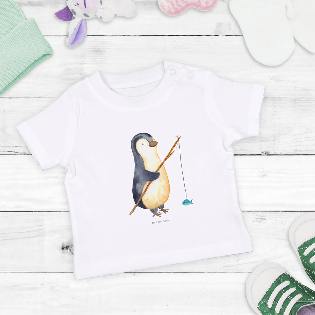 Organic Baby Shirt Pinguin Angler Baby Shirt Klassisch, Baby Sweatshirt, Baby Shirt Junge, Lustiges Baby Shirt, Baby Shirt, Baby Oberteil, Baby Hemd, Baby Shirt Mit Motiv, Baby Shirt Alltag, Baby Top, Baby Kurzarmshirt, Süßes Baby Shirt, Baby Pullover, Baby Bio Shirt, Baby T-Shirt, Baby Shirt Mädchen, Baby Langarmshirt, Baby Shirt Geschenk, Baby Shirt Mit Spruch, Baby Baumwollshirt, Baby Shirt Zur Geburt, Baby Shirt Pastell, Baby Shirt Modern, Baby Shirt Grau, Baby Shirt Erstausstattung, Baby Shirt Mit Aufdruck, Baby Shirt Gestreift, Baby Shirt Neutral, Baby Shirt Unisex, Baby Jerseyshirt, Baby Shirt Weiß, Baby Shirt Bunt, Pinguin, Angler, Pinguine, Angeln, Geschenkidee, Planer, Freundinnen, Urlaub, Motivation, Wochenende, Geschenk, Plan, Hobby, Tagträume, Neustart, Tagesplan