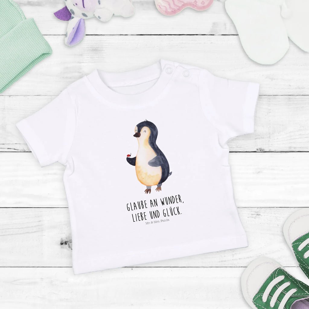 Organic Baby Shirt Pinguin Marienkäfer Baby Shirt Bunt, Baby Shirt Mit Spruch, Baby Shirt Klassisch, Baby Shirt Mädchen, Baby Oberteil, Baby Shirt Gestreift, Baby Shirt Pastell, Baby Shirt Mit Motiv, Baby Langarmshirt, Baby Shirt Alltag, Baby Shirt Zur Geburt, Baby Shirt Unisex, Baby Sweatshirt, Baby Shirt Grau, Baby Top, Baby Pullover, Baby Kurzarmshirt, Baby Shirt Junge, Baby Shirt Weiß, Baby Shirt, Baby Shirt Erstausstattung, Baby Bio Shirt, Baby Baumwollshirt, Baby Hemd, Baby T-Shirt, Baby Shirt Neutral, Baby Jerseyshirt, Baby Shirt Modern, Süßes Baby Shirt, Baby Shirt Mit Aufdruck, Baby Shirt Geschenk, Lustiges Baby Shirt, Pinguin, Marienkäfer, Wunder, Glück, Lebensfreude, Pinguine, Freude, Liebe