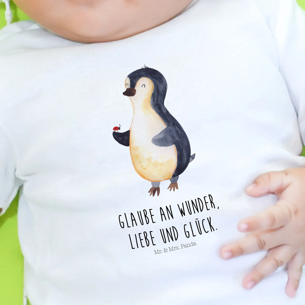 Organic Baby Shirt Pinguin Marienkäfer Baby Shirt Bunt, Baby Shirt Mit Spruch, Baby Shirt Klassisch, Baby Shirt Mädchen, Baby Oberteil, Baby Shirt Gestreift, Baby Shirt Pastell, Baby Shirt Mit Motiv, Baby Langarmshirt, Baby Shirt Alltag, Baby Shirt Zur Geburt, Baby Shirt Unisex, Baby Sweatshirt, Baby Shirt Grau, Baby Top, Baby Pullover, Baby Kurzarmshirt, Baby Shirt Junge, Baby Shirt Weiß, Baby Shirt, Baby Shirt Erstausstattung, Baby Bio Shirt, Baby Baumwollshirt, Baby Hemd, Baby T-Shirt, Baby Shirt Neutral, Baby Jerseyshirt, Baby Shirt Modern, Süßes Baby Shirt, Baby Shirt Mit Aufdruck, Baby Shirt Geschenk, Lustiges Baby Shirt, Pinguin, Marienkäfer, Wunder, Glück, Lebensfreude, Pinguine, Freude, Liebe