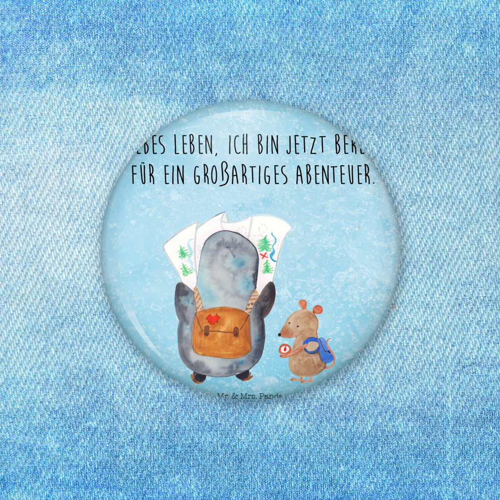 Button Pinguin & Maus Wanderer Button-Design 50 mm, Badge 50 mm, Button-Druck 50 mm, Marketingbutton 50 mm, Button-Anstecker 50 mm, Pin 50 mm, Button-Motiv 50 mm, Button-Pin 50 mm, Werbebutton 50 mm, Runde Buttons 50 mm, Button-Lieferung 50 mm, Eventbutton 50 mm, Button-Emblem 50 mm, Sammlerbutton 50 mm, Vereinsbutton 50 mm, Festivalbutton 50 mm, Button-Presse 50 mm, Button-Sujet 50 mm, Button-Logo 50 mm, Button-Edition 50 mm, Ansteckbutton 50 mm, Button-Badge 50 mm, Button 50 mm, Button-Sonderedition 50 mm, Button Abzeichen 50 mm, Button-Set 50 mm, Pin-Button 50 mm, Button-Kollektion 50 mm, Button-Button 50 mm, Pinguin, Pinguine, wandern, Abenteuer, Roadtrip, Ausflug, Wanderlust, Abenteurer