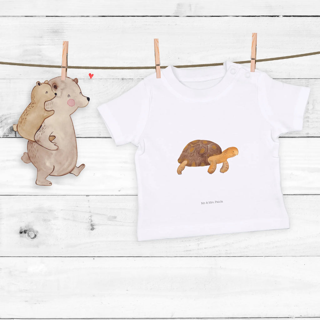 Organic Baby Shirt Schildkröte Marschieren Baby Bio Shirt, Baby Kurzarmshirt, Baby Shirt, Baby Shirt Neutral, Baby Pullover, Baby Baumwollshirt, Baby Top, Baby Shirt Alltag, Baby Oberteil, Baby Shirt Pastell, Lustiges Baby Shirt, Baby Shirt Weiß, Baby Jerseyshirt, Baby Shirt Mit Motiv, Baby Shirt Klassisch, Baby Shirt Gestreift, Baby Hemd, Baby Shirt Junge, Baby T-Shirt, Baby Shirt Modern, Baby Shirt Geschenk, Baby Shirt Mit Spruch, Baby Shirt Unisex, Baby Shirt Grau, Baby Shirt Bunt, Baby Langarmshirt, Baby Shirt Zur Geburt, Süßes Baby Shirt, Baby Sweatshirt, Baby Shirt Mit Aufdruck, Baby Shirt Mädchen, Baby Shirt Erstausstattung, Urlaub, Meerestiere, Meer, Inspiration, Reiselust, Motivation, Abenteuer, Get Lost, Neustart, Lieblingsmensch, Schildkröte, Schildkröten