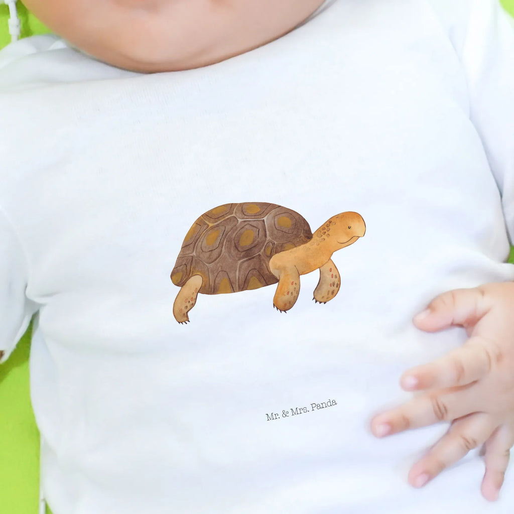 Organic Baby Shirt Schildkröte Marschieren Baby Bio Shirt, Baby Kurzarmshirt, Baby Shirt, Baby Shirt Neutral, Baby Pullover, Baby Baumwollshirt, Baby Top, Baby Shirt Alltag, Baby Oberteil, Baby Shirt Pastell, Lustiges Baby Shirt, Baby Shirt Weiß, Baby Jerseyshirt, Baby Shirt Mit Motiv, Baby Shirt Klassisch, Baby Shirt Gestreift, Baby Hemd, Baby Shirt Junge, Baby T-Shirt, Baby Shirt Modern, Baby Shirt Geschenk, Baby Shirt Mit Spruch, Baby Shirt Unisex, Baby Shirt Grau, Baby Shirt Bunt, Baby Langarmshirt, Baby Shirt Zur Geburt, Süßes Baby Shirt, Baby Sweatshirt, Baby Shirt Mit Aufdruck, Baby Shirt Mädchen, Baby Shirt Erstausstattung, Urlaub, Meerestiere, Meer, Inspiration, Reiselust, Motivation, Abenteuer, Get Lost, Neustart, Lieblingsmensch, Schildkröte, Schildkröten