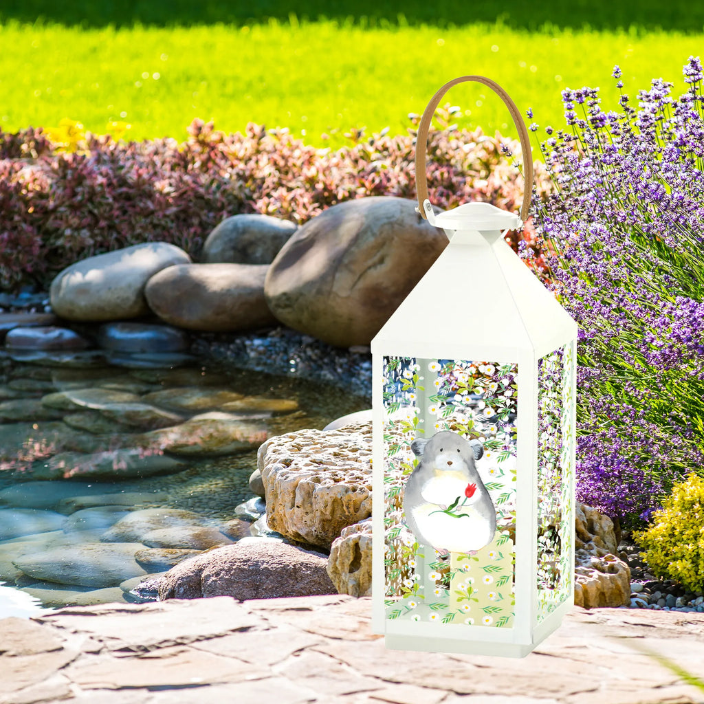 Dekoracyjna latarnia szynszyla kwiat Tischlaterne, Kerzenlaterne, Laterne Shabby Chic, Laterne Rustikal, Windlicht, Laterne Minimalistisch, Laterne Romantisch, Laterne Skandinavisch, Laterne Klein, Laterne Maritim, Laternen-Set, Laterne XXL, Laternenwindlicht, Laterne Weiß, Laterne Wind- und Wetterfest, Laterne Spülmaschinenfest (Glas), Metalllaterne, Lichterkettenlaterne, Laterne Zum Stellen, Deko Laterne, Laterne Zum Hängen, Laterne Mit Muster, Hängeleuchte, Innenraum-Laterne, Outdoor-Laterne, Glaslaterne, Laterne Deko, Terrasse-Laterne, Holzlaterne, Lichterlaterne, LED-Laterne, Laterne Beleuchtet, Laterne Landhausstil, Laterne Mit Blumenmotiv, Laterne Vintage, Laterne Klassisch, Laterne Mit Motiv, Metall Laterne, Leuchten, Laternenlicht, Laterne Mit Sternenmuster, Hängelaterne Deko, Dekolaterne, Laterne Modern, Windlichtlaterne, Teelichthalter Laterne, Laterne Pastellfarben, Laterne Orientalisch, Laterne Mit Spiegelglas, Laterne Mit Griff, Gute Laune, Tiermotive, Tiere, Lustige Sprüche, Chaos, Büro, Büroalltag, Liebeskummer, traurig sein, Chinchilla, Kummer, Glücklichsein, Depressionen, Chinchillas