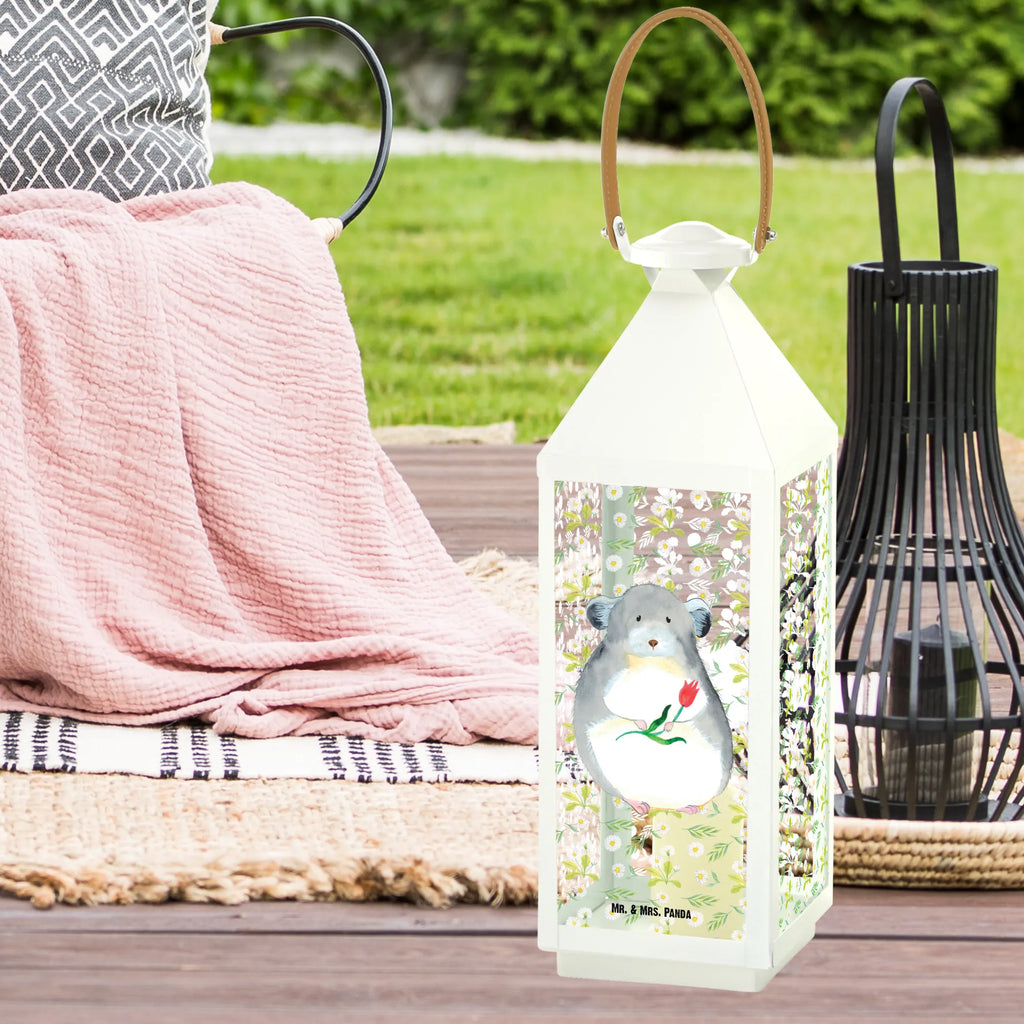 Dekoracyjna latarnia szynszyla kwiat Tischlaterne, Kerzenlaterne, Laterne Shabby Chic, Laterne Rustikal, Windlicht, Laterne Minimalistisch, Laterne Romantisch, Laterne Skandinavisch, Laterne Klein, Laterne Maritim, Laternen-Set, Laterne XXL, Laternenwindlicht, Laterne Weiß, Laterne Wind- und Wetterfest, Laterne Spülmaschinenfest (Glas), Metalllaterne, Lichterkettenlaterne, Laterne Zum Stellen, Deko Laterne, Laterne Zum Hängen, Laterne Mit Muster, Hängeleuchte, Innenraum-Laterne, Outdoor-Laterne, Glaslaterne, Laterne Deko, Terrasse-Laterne, Holzlaterne, Lichterlaterne, LED-Laterne, Laterne Beleuchtet, Laterne Landhausstil, Laterne Mit Blumenmotiv, Laterne Vintage, Laterne Klassisch, Laterne Mit Motiv, Metall Laterne, Leuchten, Laternenlicht, Laterne Mit Sternenmuster, Hängelaterne Deko, Dekolaterne, Laterne Modern, Windlichtlaterne, Teelichthalter Laterne, Laterne Pastellfarben, Laterne Orientalisch, Laterne Mit Spiegelglas, Laterne Mit Griff, Gute Laune, Tiermotive, Tiere, Lustige Sprüche, Chaos, Büro, Büroalltag, Liebeskummer, traurig sein, Chinchilla, Kummer, Glücklichsein, Depressionen, Chinchillas