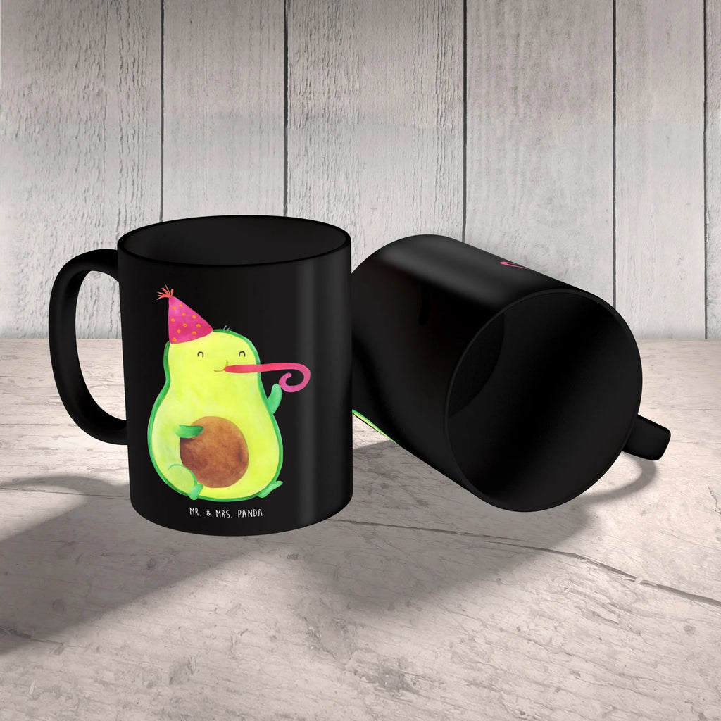 Mug avocado Celebration Sprüchetasse, statement tasse, Kaffeetasse, Tasse mit Spruch, Henkelbecher, Bedruckte Tasse, Geschenktasse, Keramiktasse, milchkaffeetasse, Pott, kaffeebecher bedruckt, Teetasse, hochwertige tasse, Henkeltasse, kaffeetasse bedruckt, kaffeebecher keramik, haferl, Tasse, Keramikbecher, Motivtasse, Frühstückstasse, heißgetränkebecher, tasse für büro, Frühstücksbecher, Bürotasse, Trinkbecher, tasse für kaffee, design tasse, Teebecher, kaffeetasse keramik, Tasse mit Motiv, Teepott, Designtasse, Becher, Kaffeepott, Coffee Mug, schöne tasse, Trinktasse, Bürobecher, Kaffeebecher, Mug, Dekotasse, Kakaotasse, Avocado, Gesund, Vegan, Veggie, Geburtstag, Feierlichkeit, Tröte, Gute Laune, Fete, Feier, Party