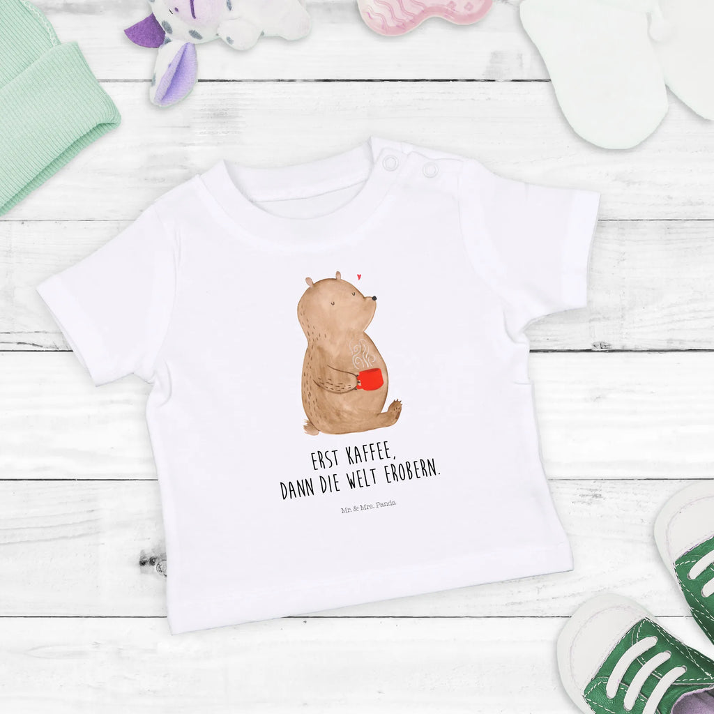 Organic Baby Shirt bear Coffee Baby Shirt Weiß, Baby Sweatshirt, Baby Pullover, Baby Shirt Modern, Baby Shirt Bunt, Baby Shirt Mädchen, Baby Shirt Alltag, Baby Shirt Mit Aufdruck, Baby Bio Shirt, Baby Shirt Gestreift, Baby Top, Baby T-Shirt, Lustiges Baby Shirt, Baby Shirt Zur Geburt, Baby Shirt Mit Spruch, Baby Shirt Erstausstattung, Baby Langarmshirt, Baby Shirt Geschenk, Baby Shirt, Baby Shirt Mit Motiv, Baby Shirt Neutral, Baby Shirt Unisex, Süßes Baby Shirt, Baby Shirt Klassisch, Baby Baumwollshirt, Baby Shirt Pastell, Baby Shirt Junge, Baby Jerseyshirt, Baby Oberteil, Baby Shirt Grau, Baby Kurzarmshirt, Baby Hemd, Teddy, Bär, Teddybär, Guten Morgen, Welt Erobern, Morgenroutine, Bären, Kaffee, Motivation, Coffee, Welt Retten