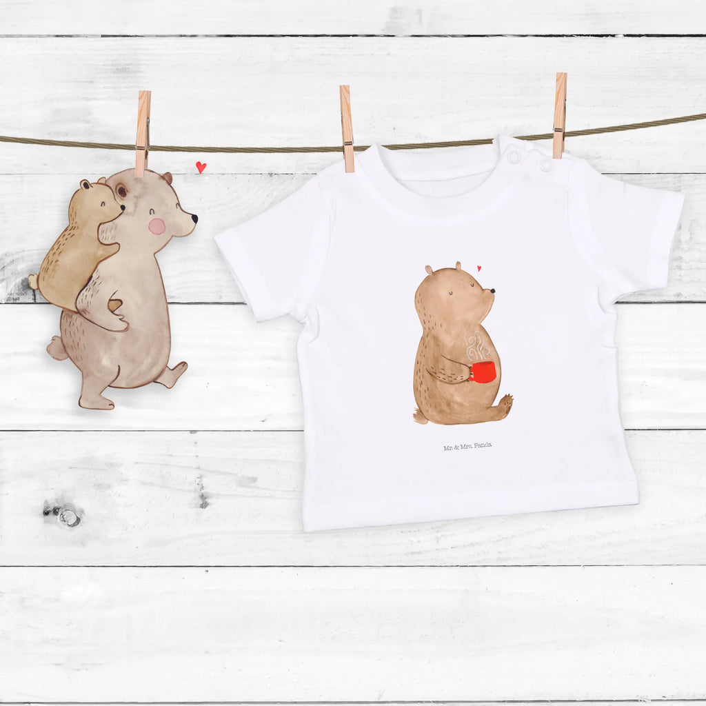 Organic Baby Shirt bear Coffee Baby Shirt Weiß, Baby Sweatshirt, Baby Pullover, Baby Shirt Modern, Baby Shirt Bunt, Baby Shirt Mädchen, Baby Shirt Alltag, Baby Shirt Mit Aufdruck, Baby Bio Shirt, Baby Shirt Gestreift, Baby Top, Baby T-Shirt, Lustiges Baby Shirt, Baby Shirt Zur Geburt, Baby Shirt Mit Spruch, Baby Shirt Erstausstattung, Baby Langarmshirt, Baby Shirt Geschenk, Baby Shirt, Baby Shirt Mit Motiv, Baby Shirt Neutral, Baby Shirt Unisex, Süßes Baby Shirt, Baby Shirt Klassisch, Baby Baumwollshirt, Baby Shirt Pastell, Baby Shirt Junge, Baby Jerseyshirt, Baby Oberteil, Baby Shirt Grau, Baby Kurzarmshirt, Baby Hemd, Teddy, Bär, Teddybär, Guten Morgen, Welt Erobern, Morgenroutine, Bären, Kaffee, Motivation, Coffee, Welt Retten