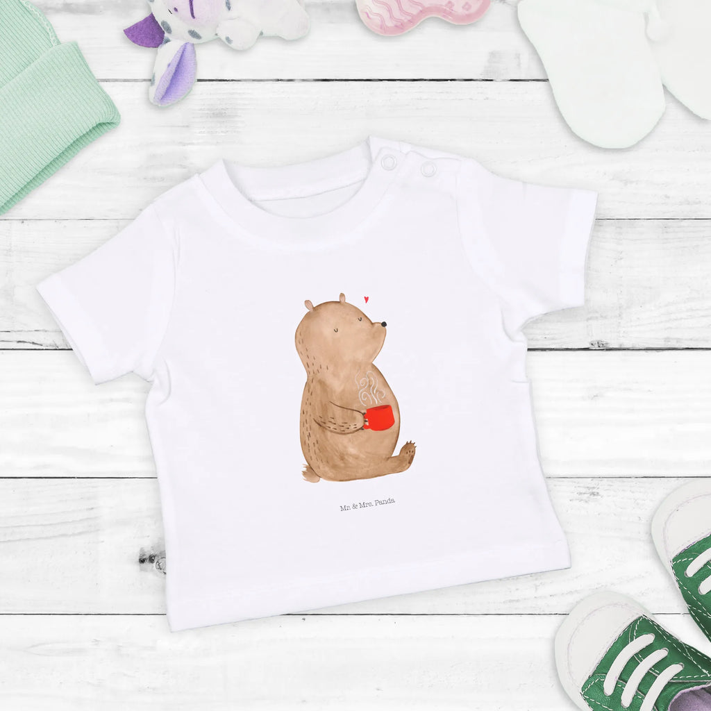 Organic Baby Shirt bear Coffee Baby Shirt Weiß, Baby Sweatshirt, Baby Pullover, Baby Shirt Modern, Baby Shirt Bunt, Baby Shirt Mädchen, Baby Shirt Alltag, Baby Shirt Mit Aufdruck, Baby Bio Shirt, Baby Shirt Gestreift, Baby Top, Baby T-Shirt, Lustiges Baby Shirt, Baby Shirt Zur Geburt, Baby Shirt Mit Spruch, Baby Shirt Erstausstattung, Baby Langarmshirt, Baby Shirt Geschenk, Baby Shirt, Baby Shirt Mit Motiv, Baby Shirt Neutral, Baby Shirt Unisex, Süßes Baby Shirt, Baby Shirt Klassisch, Baby Baumwollshirt, Baby Shirt Pastell, Baby Shirt Junge, Baby Jerseyshirt, Baby Oberteil, Baby Shirt Grau, Baby Kurzarmshirt, Baby Hemd, Teddy, Bär, Teddybär, Guten Morgen, Welt Erobern, Morgenroutine, Bären, Kaffee, Motivation, Coffee, Welt Retten