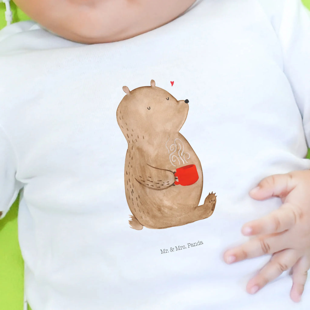 Organic Baby Shirt bear Coffee Baby Shirt Weiß, Baby Sweatshirt, Baby Pullover, Baby Shirt Modern, Baby Shirt Bunt, Baby Shirt Mädchen, Baby Shirt Alltag, Baby Shirt Mit Aufdruck, Baby Bio Shirt, Baby Shirt Gestreift, Baby Top, Baby T-Shirt, Lustiges Baby Shirt, Baby Shirt Zur Geburt, Baby Shirt Mit Spruch, Baby Shirt Erstausstattung, Baby Langarmshirt, Baby Shirt Geschenk, Baby Shirt, Baby Shirt Mit Motiv, Baby Shirt Neutral, Baby Shirt Unisex, Süßes Baby Shirt, Baby Shirt Klassisch, Baby Baumwollshirt, Baby Shirt Pastell, Baby Shirt Junge, Baby Jerseyshirt, Baby Oberteil, Baby Shirt Grau, Baby Kurzarmshirt, Baby Hemd, Teddy, Bär, Teddybär, Guten Morgen, Welt Erobern, Morgenroutine, Bären, Kaffee, Motivation, Coffee, Welt Retten