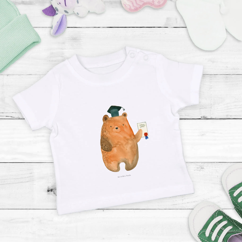 Organiczna koszulka dla niemowląt Niedźwiedź Egzamin Baby Oberteil, Baby Shirt Zur Geburt, Baby Shirt Mit Spruch, Baby Sweatshirt, Baby T-Shirt, Baby Shirt Modern, Baby Shirt Grau, Baby Shirt Alltag, Baby Shirt Klassisch, Baby Bio Shirt, Baby Baumwollshirt, Baby Shirt Mädchen, Baby Shirt Geschenk, Baby Shirt Bunt, Baby Jerseyshirt, Baby Shirt Gestreift, Baby Shirt Mit Aufdruck, Baby Shirt Pastell, Baby Shirt, Baby Kurzarmshirt, Baby Shirt Neutral, Baby Hemd, Baby Top, Baby Shirt Junge, Baby Shirt Erstausstattung, Baby Langarmshirt, Baby Pullover, Süßes Baby Shirt, Baby Shirt Mit Motiv, Baby Shirt Weiß, Lustiges Baby Shirt, Baby Shirt Unisex, Teddy, Bär, Teddybär, Abitur, Prüfungen, Abschluss, Abschlusszeugnis, Prüfung Bestanden, Zeugnis
