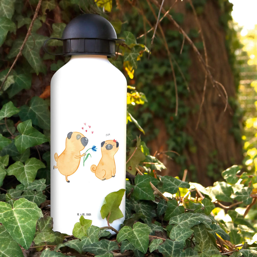 Kids drinks bottle pug In love Thermo Trinkflasche Doppelwandig, Trinkflasche Mit Filter, Umweltfreundliche Trinkflasche, Trinkflasche Für Alltag, Aluminium Trinkflasche, Fahrradflasche, Trinkflasche Für Unterwegs, Trinkflasche, Glas Trinkflasche, Fitnessflasche, Wasserflasche, Trinkflasche Für Fahrrad, Kunststoff Trinkflasche, Trinkflasche Für Schule, Thermoflasche, Trinkflasche Mit Strohhalm, Trinkflasche Für Kinder, Wiederverwendbare Flasche, Leichte Flasche, Trinkflasche Für Reisen, Trinkflasche Für Erwachsene, Trinkflasche Für Wandern, Thermosflasche, Flasche To Go, Nachhaltige Trinkflasche, Flasche Mit Deckel, Edelstahl Trinkflasche, Trinkflasche Für Herren, Trinkbehälter, Getränkeflasche, Sportflasche, Auslaufsichere Trinkflasche, Trinkflasche Für Damen, Trinkflasche Für Büro, Spülmaschinenfeste Trinkflasche, Isolierflasche, BPA-freie Flasche, Borosilikatglas Trinkflasche, Outdoorflasche, Hund, Hundemotiv, Haustier, Hunderasse, Tierliebhaber, Hundebesitzer, Sprüche, Liebe, Mops, Geschenk Freund, Liebesspruch. Verlobt, Partner, Hundeliebe, verliebt, Möpse