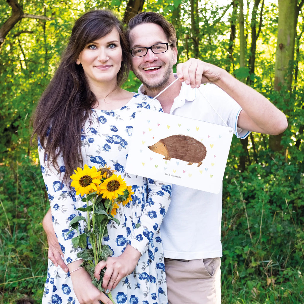 Deko Schild Igel Herzen Küchenschild, Deko Schild, Wandschild, sprüche schild, dekotafel, hängeschild, dekoration schild, dekoschilder, Türschild Familie, wandtafel, Dekoschild, Holzschild, Spruchschild, Deko Wandtafel, Türschild, Holztafel, Schild, Schild mit Spruch, Motivschild, wandhänger, holzbild, Badschild, Tiere, Tiermotive, Gute Laune, Lustige Sprüche, Kuss, Igel, Liebe, Herzen, Herz, Leben, Vertrauen