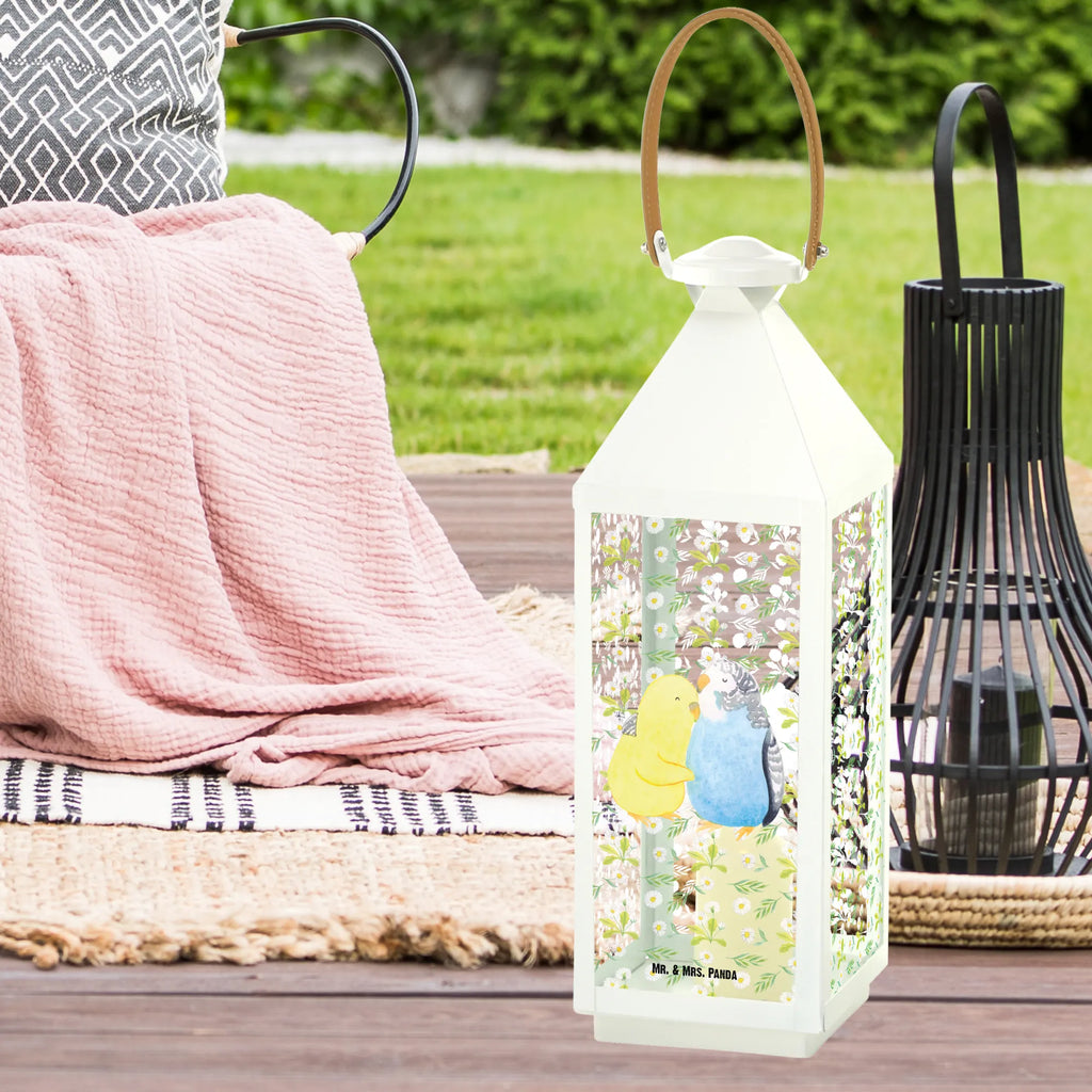 Deko Laterne Wellensittich Liebe Laterne Modern, Laterne Mit Muster, Laterne XXL, Tischlaterne, Windlichtlaterne, Laterne Shabby Chic, Laterne Mit Spiegelglas, Laterne Zum Stellen, Lichterkettenlaterne, Laterne Maritim, Laternenwindlicht, Laterne Wind- und Wetterfest, Innenraum-Laterne, Laterne Spülmaschinenfest (Glas), Laterne Weiß, Laterne Minimalistisch, Laterne Mit Blumenmotiv, Laterne Klein, Laterne Rustikal, Holzlaterne, Laterne Deko, Glaslaterne, Hängelaterne Deko, Laterne Skandinavisch, Laternenlicht, Laternen-Set, Laterne Landhausstil, Dekolaterne, Laterne Mit Motiv, Teelichthalter Laterne, Laterne Zum Hängen, Laterne Pastellfarben, Deko Laterne, Laterne Klassisch, Laterne Romantisch, Laterne Mit Sternenmuster, Terrasse-Laterne, Windlicht, Outdoor-Laterne, Metalllaterne, Lichterlaterne, Metall Laterne, Laterne Orientalisch, Laterne Beleuchtet, Leuchten, LED-Laterne, Laterne Mit Griff, Laterne Vintage, Hängeleuchte, Kerzenlaterne, Freund, Liebe, Liebesgeschenk, Jahrestag, Verlobung, Partner, Ehemann, Ehefrau, Heiraten, Heiratsantrag, Hocheitstag, Freundin, Vögel, Wellensittich, Vertrauen, Nähe, Kuscheln