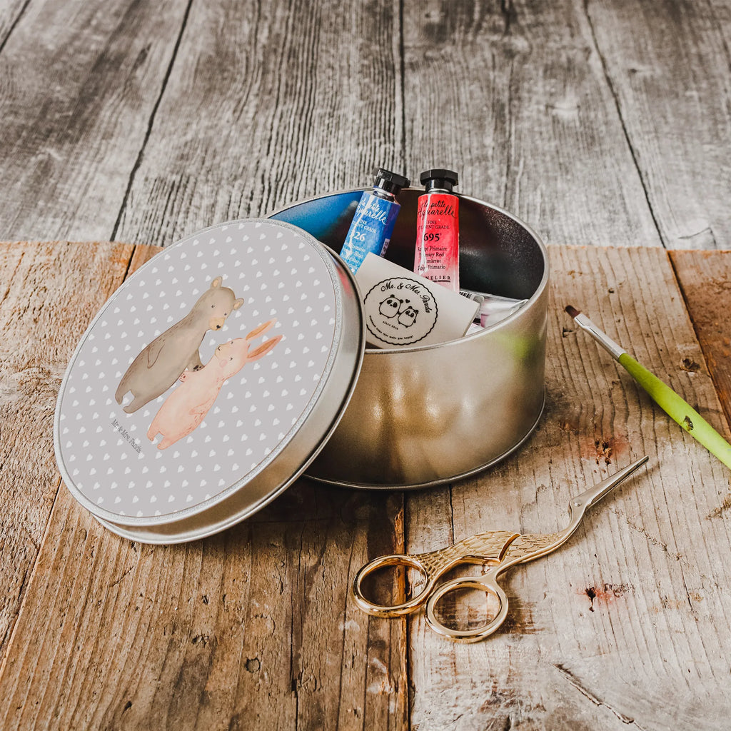 Blechdose rund Bär und Hase Umarmen runddose, Geschenkdose, runde dosen, Dose, Blechdose Rund, Metalldose, runddosen, gebäckdose, metalldosen, Aufbewahrungsdosen, Vorratsdosen, runde blechdosen, Metalldose Rund, geschenkdosen, Metallbox, blechdosen, gebäckdosen, Aufbewahrungsdose, dosen, metallboxen, Keksdose, Runde Blechdose, plätzchendosen, Vorratsdose, Aufbewahrungsbox, Blechdose, runde keksdosen, runde keksdose, keksdosen, Runde Dose, plätzchendose, Freundin, Freund, Liebe, Liebesgeschenk, Jahrestag, Verlobung, Partner, Ehemann, Ehefrau, Heiraten, Heiratsantrag, Hocheitstag, Bär, Bärchen, Best Friends, Hase, Freunde, Bester Freund