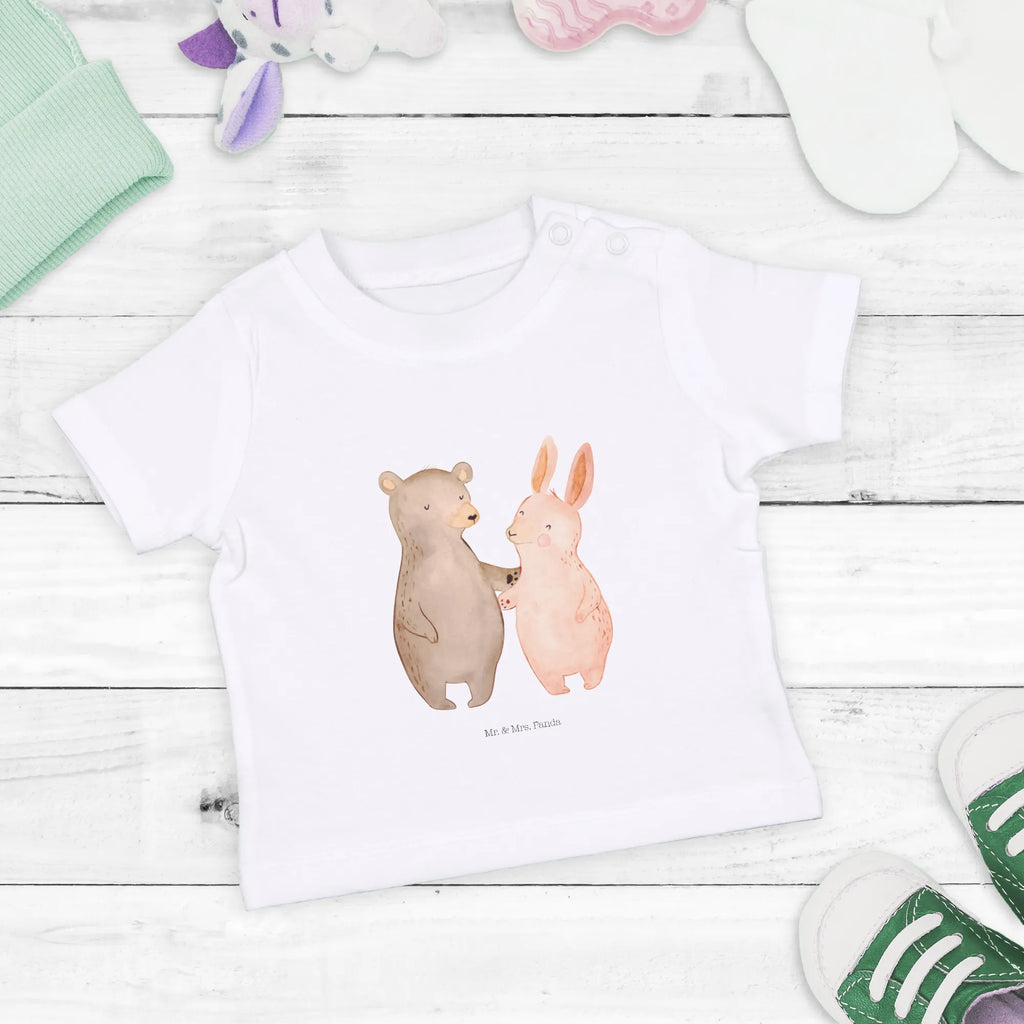 Organic Baby Shirt Bär und Hase Umarmen Baby Shirt Pastell, Baby Hemd, Baby Shirt Klassisch, Süßes Baby Shirt, Baby Shirt Alltag, Baby Shirt Mit Spruch, Baby T-Shirt, Baby Bio Shirt, Baby Baumwollshirt, Baby Shirt Mit Motiv, Baby Shirt Mit Aufdruck, Baby Shirt Weiß, Baby Shirt Bunt, Baby Kurzarmshirt, Baby Shirt Geschenk, Lustiges Baby Shirt, Baby Shirt Mädchen, Baby Top, Baby Jerseyshirt, Baby Shirt Gestreift, Baby Shirt, Baby Oberteil, Baby Shirt Neutral, Baby Pullover, Baby Shirt Unisex, Baby Langarmshirt, Baby Shirt Modern, Baby Sweatshirt, Baby Shirt Zur Geburt, Baby Shirt Grau, Baby Shirt Junge, Baby Shirt Erstausstattung, Hocheitstag, Liebesgeschenk, Jahrestag, Verlobung, Freundin, Partner, Freund, Ehemann, Ehefrau, Heiraten, Liebe, Heiratsantrag, Bär, Bärchen, Bester Freund, Hase, Best Friends, Freunde