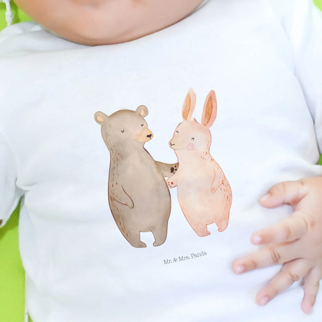 Organic Baby Shirt Bär und Hase Umarmen Baby Shirt Pastell, Baby Hemd, Baby Shirt Klassisch, Süßes Baby Shirt, Baby Shirt Alltag, Baby Shirt Mit Spruch, Baby T-Shirt, Baby Bio Shirt, Baby Baumwollshirt, Baby Shirt Mit Motiv, Baby Shirt Mit Aufdruck, Baby Shirt Weiß, Baby Shirt Bunt, Baby Kurzarmshirt, Baby Shirt Geschenk, Lustiges Baby Shirt, Baby Shirt Mädchen, Baby Top, Baby Jerseyshirt, Baby Shirt Gestreift, Baby Shirt, Baby Oberteil, Baby Shirt Neutral, Baby Pullover, Baby Shirt Unisex, Baby Langarmshirt, Baby Shirt Modern, Baby Sweatshirt, Baby Shirt Zur Geburt, Baby Shirt Grau, Baby Shirt Junge, Baby Shirt Erstausstattung, Hocheitstag, Liebesgeschenk, Jahrestag, Verlobung, Freundin, Partner, Freund, Ehemann, Ehefrau, Heiraten, Liebe, Heiratsantrag, Bär, Bärchen, Bester Freund, Hase, Best Friends, Freunde