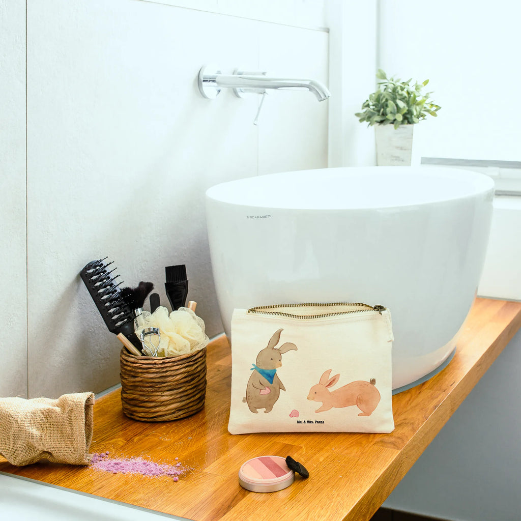 Make-up bag Bunnies with seashell Stifteaufbewahrung, Schminktasche Geschenk, Aufbewahrung für Schminke, Schminktasche Stoff, Schminktasche Wasserdicht, Schminktasche Für Mädchen, Schminktasche Minimalistisch, Schminktasche Groß, Schminktasche Klein, Kosmetiktasche, Schminktasche Transparent, Schminktasche Tiermotiv, Reise-Kosmetiktasche, Schminktasche Mit Muster, Schminktasche Für Teenager, Schminktasche, Kosmetiktasche Organizer, Make-Up Tasche, Kulturbeutel Damen, Schminktasche Nachhaltig, Schminktasche Leder, Kosmetiktasche Für Handtasche, Schminkbeutel, Schminktasche Für Unterwegs, Schminktasche Reise, Kosmetiktasche Zum Mitnehmen, Schminktasche Zum Aufhängen, Schminktasche Mit Fächern, Kosmetiktasche Mit Spiegel, Schminktasche Blumen, Schminktasche für Unterwegs, Schminktasche Modern, Kosmetiktasche Damen, Schminktäschchen, Schminktasche Mit Reißverschluss, Familie, Vatertag, Muttertag, Bruder, Schwester, Mama, Papa, Oma, Opa, best friends, Muscheln, Freundin, BFF, Muscheln sammeln, Meer, beste Freundin, Hasen, Freundinnen