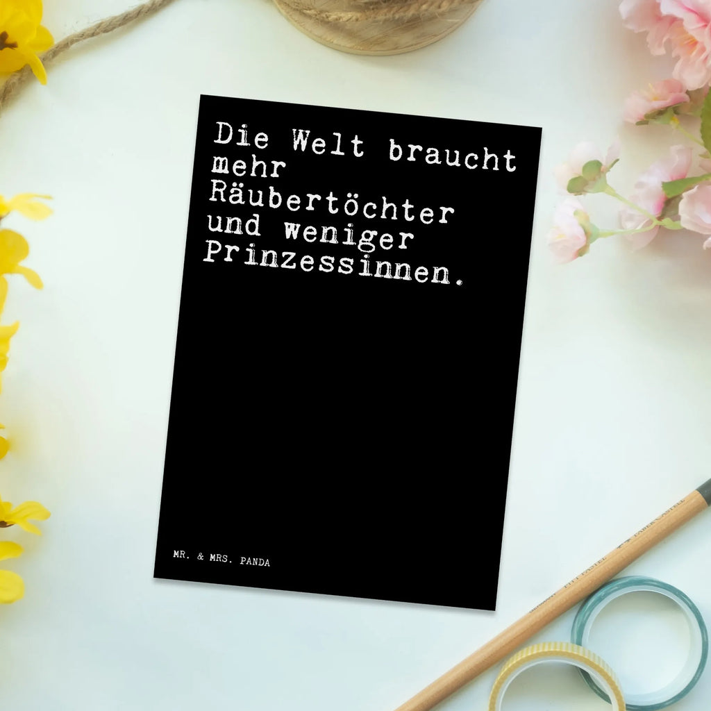 Postkarte Sprüche und Zitate Die Welt braucht mehr Räubertöchter und weniger Prinzessinnen. Grußkarte, Ansichtskarten, Postkarte, Geschenkkarte, Geburtstagskarte, Einladungskarte, Karte, Dankeskarte, Einladung Geburtstag, Einladung, Ansichtskarte, Einladungskarten Geburtstag, Spruch, Sprüche, lustige Sprüche, Weisheiten, Zitate, Spruch Geschenke, Spruch Sprüche Weisheiten Zitate Lustig Weisheit Worte