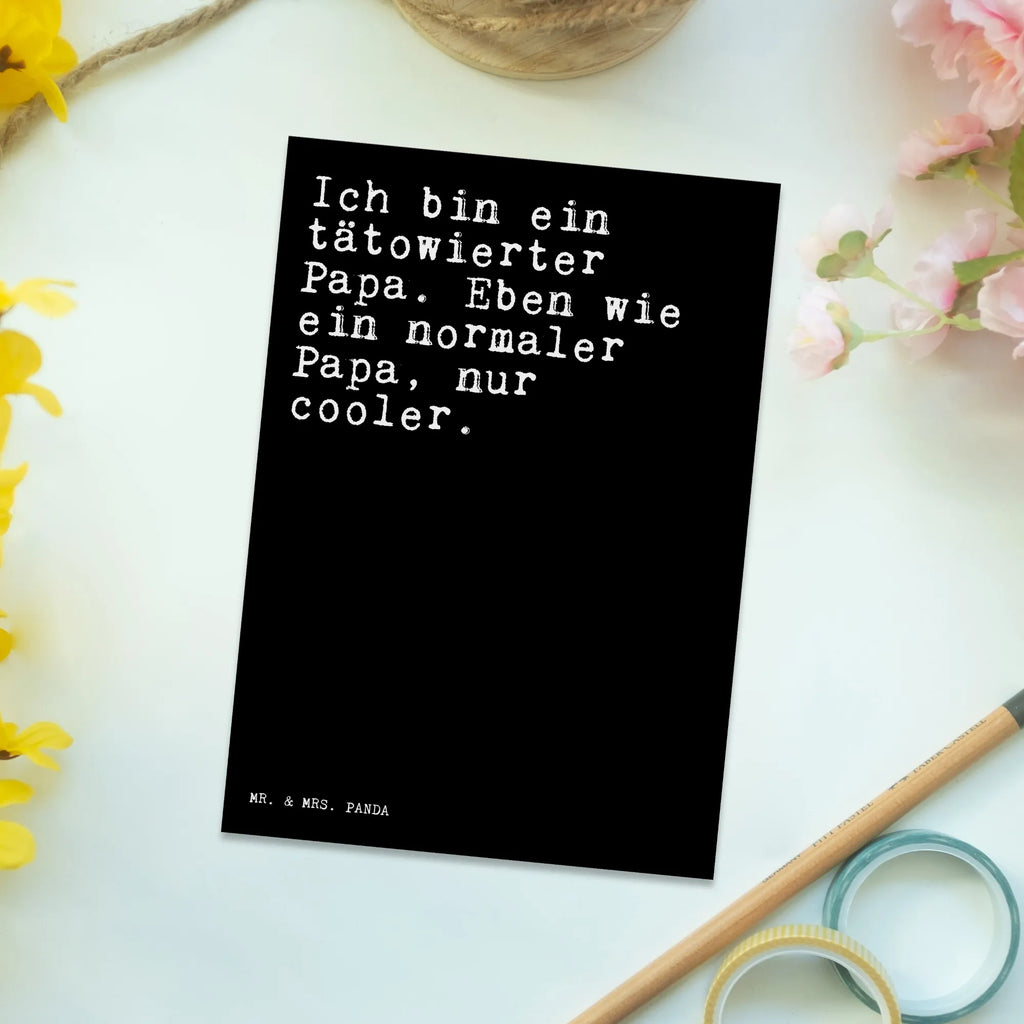 Postkarte Sprüche und Zitate Ich bin ein tätowierter Papa. Eben wie ein normaler Papa, nur cooler. Postkarte, Karte, Geburtstagskarte, Einladung Geburtstag, Einladungskarten Geburtstag, Ansichtskarten, Ansichtskarte, Geschenkkarte, Grußkarte, Dankeskarte, Einladung, Einladungskarte, Spruch, Sprüche, lustige Sprüche, Weisheiten, Zitate, Spruch Geschenke, Spruch Sprüche Weisheiten Zitate Lustig Weisheit Worte