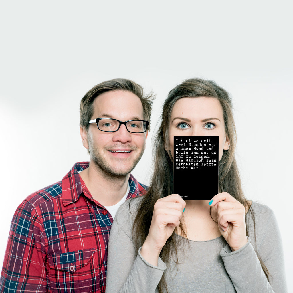 Postkarte Ich sitze seit zwei... Kunstkarten, Grußkarte, Designkarte, Fotokarte, Motivkarte, Ansichtskarten, Postkarten, Postkarte, spruchkarte, bildkarte, kunstkarte, Ansichtskarte, einzelkarte, Sprüche, Lustige Sprüche, Weisheiten, Zitate, Spruch, Spruch Geschenke, Spruch Sprüche Weisheiten Zitate Lustig Weisheit Worte