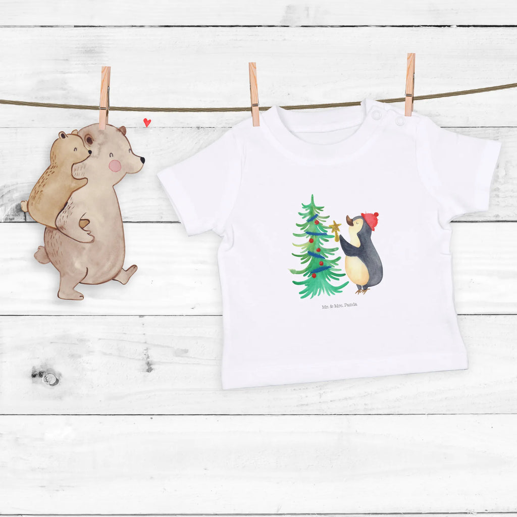 Organic Baby Shirt Pinguin Weihnachtsbaum Baby Shirt Gestreift, Süßes Baby Shirt, Baby Shirt Mit Motiv, Baby Bio Shirt, Baby Shirt Klassisch, Baby Shirt Bunt, Baby Shirt Zur Geburt, Baby Baumwollshirt, Baby Shirt Junge, Baby Hemd, Baby Shirt Mit Aufdruck, Baby Oberteil, Baby Shirt Neutral, Baby Shirt Unisex, Baby Shirt Grau, Baby Kurzarmshirt, Baby Sweatshirt, Baby Jerseyshirt, Baby Top, Baby Shirt Mit Spruch, Lustiges Baby Shirt, Baby Shirt Pastell, Baby Shirt Weiß, Baby Shirt Modern, Baby Pullover, Baby Shirt Alltag, Baby Shirt Erstausstattung, Baby Shirt Mädchen, Baby Langarmshirt, Baby T-Shirt, Baby Shirt, Baby Shirt Geschenk, Weihnachten, Winter, Weihnachtsdeko, Nikolaus, Advent, Heiligabend, Wintermotiv, Pinguin