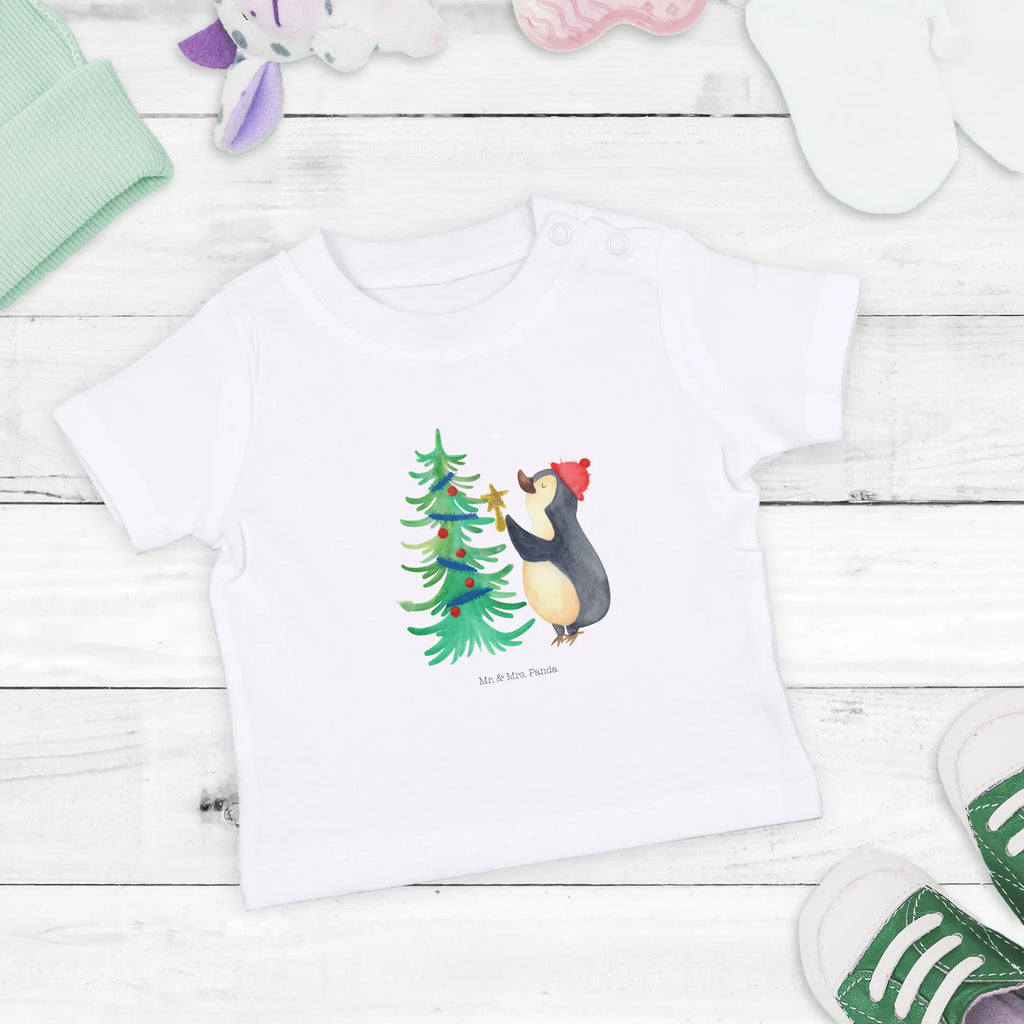 Organic Baby Shirt Pinguin Weihnachtsbaum Baby Shirt Gestreift, Süßes Baby Shirt, Baby Shirt Mit Motiv, Baby Bio Shirt, Baby Shirt Klassisch, Baby Shirt Bunt, Baby Shirt Zur Geburt, Baby Baumwollshirt, Baby Shirt Junge, Baby Hemd, Baby Shirt Mit Aufdruck, Baby Oberteil, Baby Shirt Neutral, Baby Shirt Unisex, Baby Shirt Grau, Baby Kurzarmshirt, Baby Sweatshirt, Baby Jerseyshirt, Baby Top, Baby Shirt Mit Spruch, Lustiges Baby Shirt, Baby Shirt Pastell, Baby Shirt Weiß, Baby Shirt Modern, Baby Pullover, Baby Shirt Alltag, Baby Shirt Erstausstattung, Baby Shirt Mädchen, Baby Langarmshirt, Baby T-Shirt, Baby Shirt, Baby Shirt Geschenk, Weihnachten, Winter, Weihnachtsdeko, Nikolaus, Advent, Heiligabend, Wintermotiv, Pinguin