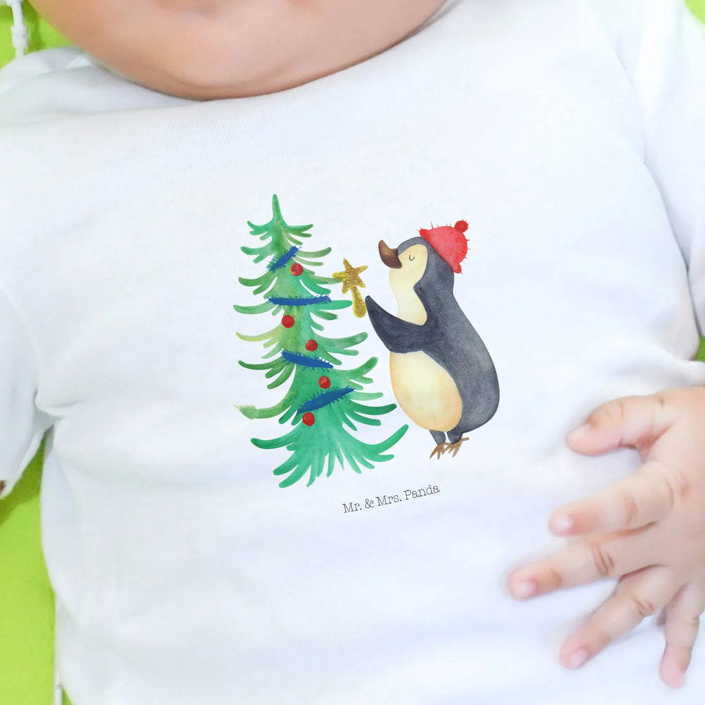 Organic Baby Shirt Pinguin Weihnachtsbaum Baby Shirt Gestreift, Süßes Baby Shirt, Baby Shirt Mit Motiv, Baby Bio Shirt, Baby Shirt Klassisch, Baby Shirt Bunt, Baby Shirt Zur Geburt, Baby Baumwollshirt, Baby Shirt Junge, Baby Hemd, Baby Shirt Mit Aufdruck, Baby Oberteil, Baby Shirt Neutral, Baby Shirt Unisex, Baby Shirt Grau, Baby Kurzarmshirt, Baby Sweatshirt, Baby Jerseyshirt, Baby Top, Baby Shirt Mit Spruch, Lustiges Baby Shirt, Baby Shirt Pastell, Baby Shirt Weiß, Baby Shirt Modern, Baby Pullover, Baby Shirt Alltag, Baby Shirt Erstausstattung, Baby Shirt Mädchen, Baby Langarmshirt, Baby T-Shirt, Baby Shirt, Baby Shirt Geschenk, Weihnachten, Winter, Weihnachtsdeko, Nikolaus, Advent, Heiligabend, Wintermotiv, Pinguin