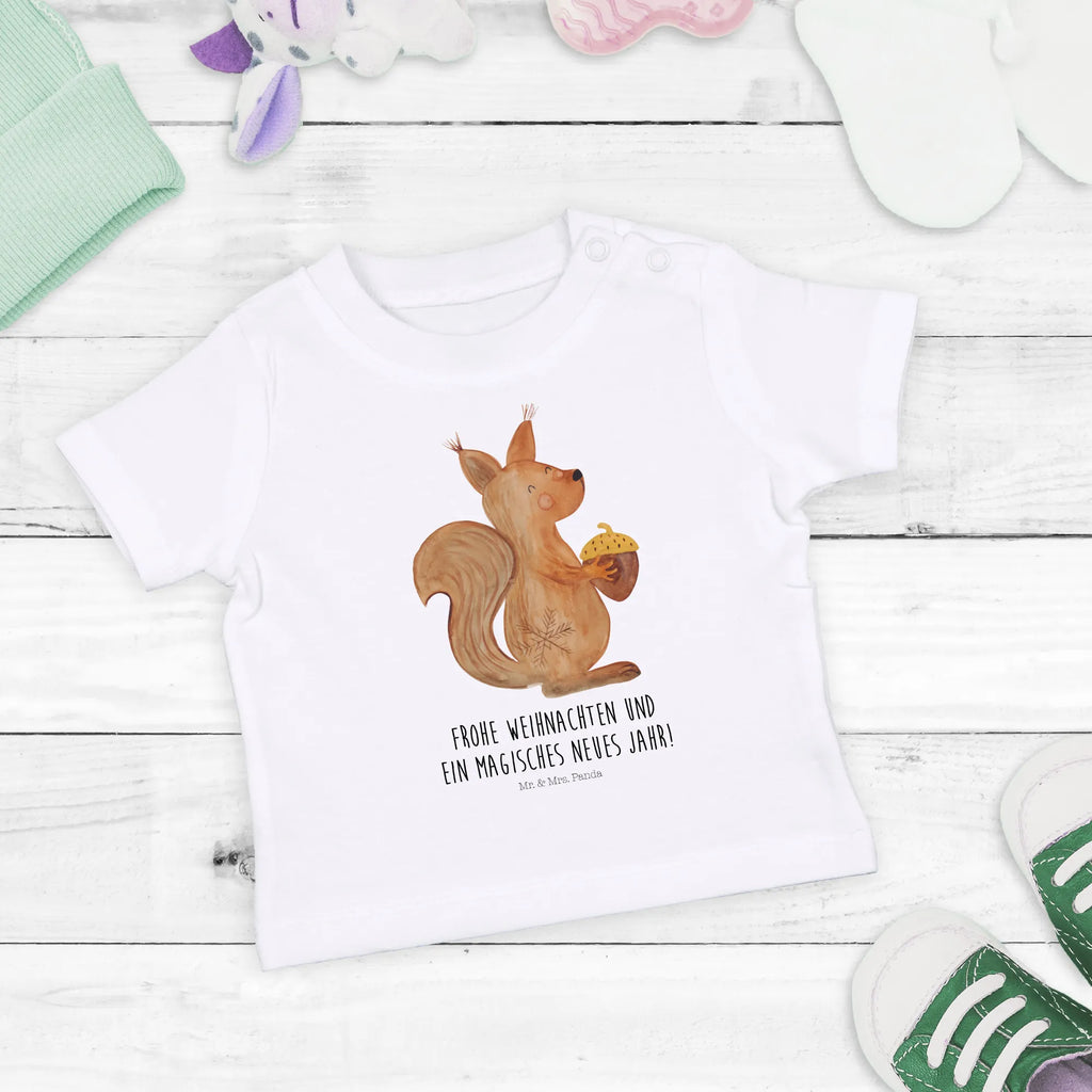 Organic Baby Shirt Eichhörnchen Weihnachtszeit Baby Shirt Pastell, Baby Shirt Gestreift, Baby Shirt Junge, Lustiges Baby Shirt, Baby Shirt Mit Motiv, Baby Pullover, Baby Oberteil, Baby T-Shirt, Baby Shirt Modern, Baby Shirt Geschenk, Baby Shirt Bunt, Baby Shirt Mädchen, Baby Shirt Grau, Baby Shirt Unisex, Süßes Baby Shirt, Baby Shirt, Baby Hemd, Baby Shirt Alltag, Baby Shirt Mit Aufdruck, Baby Langarmshirt, Baby Kurzarmshirt, Baby Top, Baby Bio Shirt, Baby Shirt Erstausstattung, Baby Sweatshirt, Baby Shirt Klassisch, Baby Shirt Mit Spruch, Baby Jerseyshirt, Baby Shirt Neutral, Baby Baumwollshirt, Baby Shirt Weiß, Baby Shirt Zur Geburt, Winter, Weihnachten, Weihnachtsdeko, Nikolaus, Advent, Heiligabend, Wintermotiv, Frohe Weihnachten, Neujahr, Frohes neues Jahr, Weihnachtsgruß, Guten Rutsch, Weihnachtsmotiv, Vogel