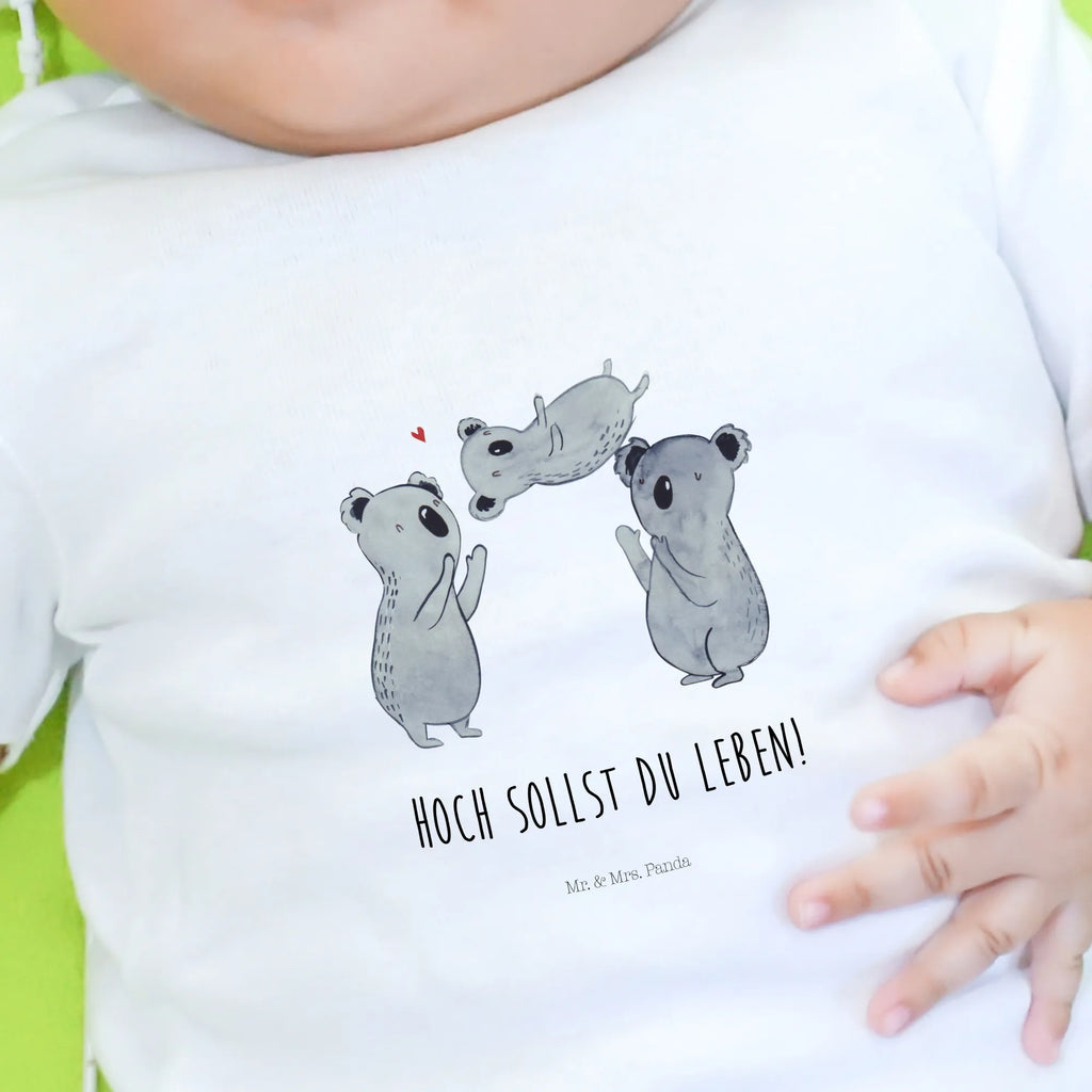 Organic Baby Shirt koalas Celebrate Baby Shirt Mit Spruch, Baby T-Shirt, Baby Shirt Geschenk, Baby Shirt Weiß, Baby Shirt Alltag, Baby Shirt Neutral, Baby Hemd, Baby Baumwollshirt, Baby Shirt Gestreift, Baby Shirt Modern, Baby Pullover, Baby Kurzarmshirt, Baby Oberteil, Baby Langarmshirt, Baby Shirt Bunt, Süßes Baby Shirt, Baby Shirt Junge, Baby Bio Shirt, Baby Top, Baby Shirt Pastell, Lustiges Baby Shirt, Baby Shirt Zur Geburt, Baby Shirt Grau, Baby Shirt Erstausstattung, Baby Shirt Mädchen, Baby Shirt Unisex, Baby Jerseyshirt, Baby Sweatshirt, Baby Shirt Klassisch, Baby Shirt Mit Motiv, Baby Shirt Mit Aufdruck, Baby Shirt, Geburtstag, Geburtstagsgeschenk, Geschenk, Familie, Liebe, Herz, Kind, Eltern, Koala
