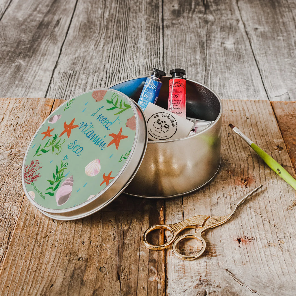 Blechdose rund Vitamin Sea Runde Blechdose, Blechdose Rund, Metalldose Rund, Aufbewahrungsdose Rund Metall, Vorratsdose Rund Blech, Geschenkbox Rund Metall, Runde Dose Mit Deckel, Blechdose Mit Deckel Rund, Runde Dose Aus Blech, Metalldose Mit Deckel, Vorratsdose Aus Metall Rund, Runde Blechdose Mit Motiv, Runde Blechdose Mit Spruch, Vintage Blechdose Rund, Runde Dose Nostalgisch, Runde Dose Bedruckt, Kleine Runde Blechdose, Große Runde Blechdose, Runde Blechdose Küche, Dose Für Kekse Rund, Teedose Rund Metall, Dose Für Süßigkeiten Rund, Runde Dose Für Geschenk, Runde Dose Aufbewahrung, Dose Für Kleinkram Rund, Dekodose Rund Metall, Runde Dose Zum Befüllen, Runde Dose Mit Klappdeckel, Runde Dose Zum Selbstgestalten, Runde Dose Für Schmuck, Runde Dose Für Bastelsachen, Dose Rund Für Büro, Runde Dose Für Haushalt, Runde Dose Mit Liebevollem Design, Blumen Deko, Frühlings Deko, Sommer Deko, Dekoration, positive Botschaft, Naturliebhaber, Outdoor, Natur, Abenteuer, Vitamin Sea, See, Schwimmen Spruch, Schwimmer Geschenk, Strand Urlaub, Wasserratte Geschenk, Urlaub am Meer