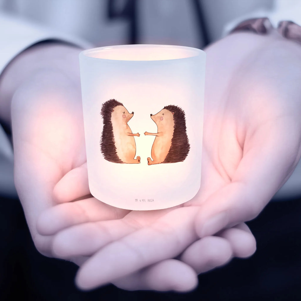 Windlicht Igel Liebe Windlicht, Windlicht Draußen, Windlicht Outdoor, Teelichthalter Outdoor, Teelicht Glas, Windlicht Modern, Windlicht Vintage, Windlicht Groß, Windlichter, Windlicht Romantisch, Windlicht Handgemacht, Windlicht Wohnzimmer, Windlicht Für Draußen, Teelichthalter für draußen, Windlicht Dekoration, Windlicht Nachhaltig, Windlicht Laterne, Teelichthalter, Windlicht Design, Windlicht Terrasse, Windlicht Glas, Windlicht Klein, Windlicht Boho, Windlicht Kerzenhalter, Windlicht Geschenk, Windlicht Skandinavisch, Windlicht Garten, Windlicht Balkon, Liebe, Partner, Freund, Freundin, Ehemann, Ehefrau, Heiraten, Verlobung, Heiratsantrag, Liebesgeschenk, Jahrestag, Hocheitstag, Igel, Verliebt, Verheiratet, Hochzeit, Liebesbeweis, Geschenk, Verlobt, Hochzeitstag