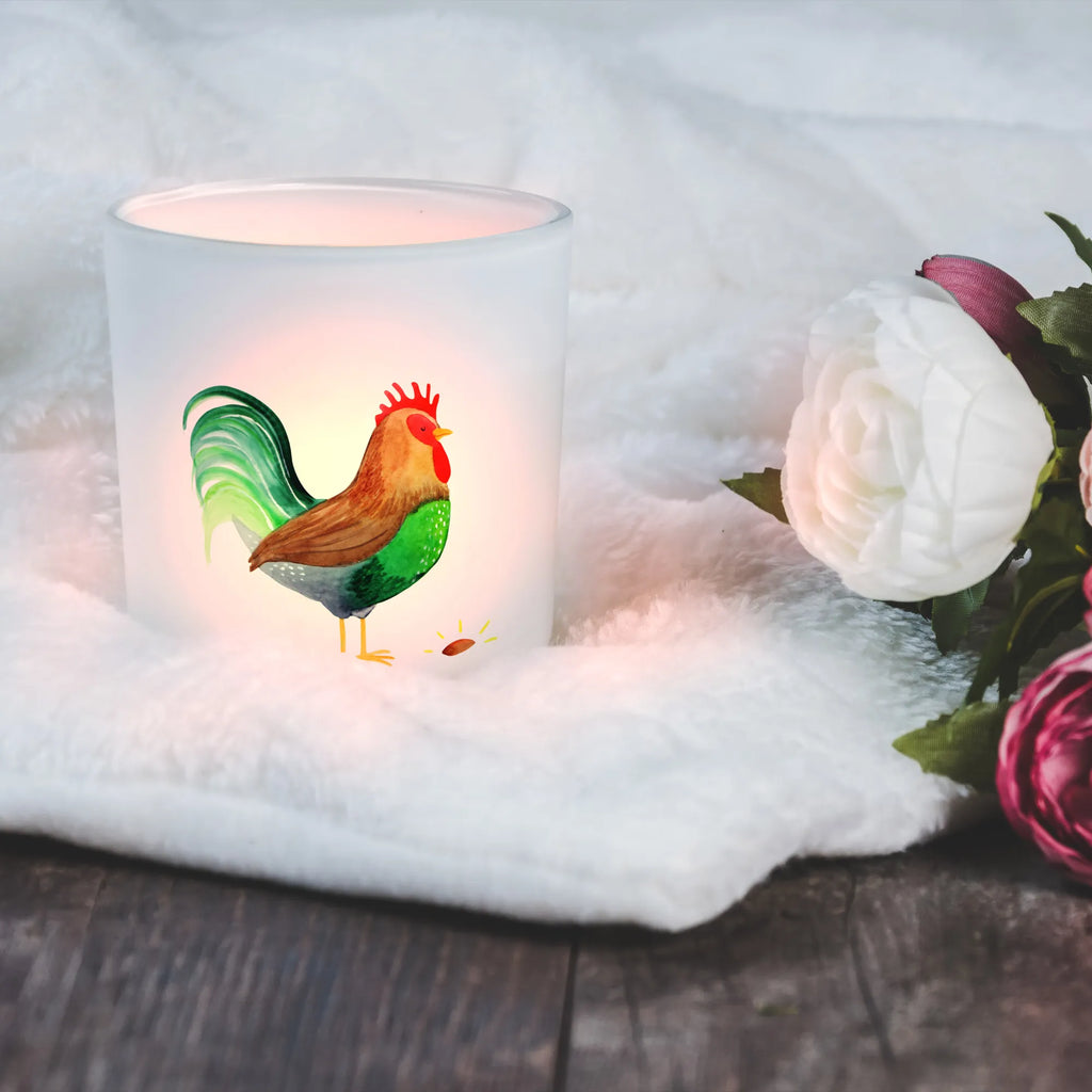 Windlicht Hahn Korn Glas Teelichthalter, ambientelicht, tischlicht, glaswindlicht, kerzenbehälter, stimmungslicht, glas kerzenhalter, dekolicht, Teelichthalter Glas, Deko Teelichthalter, kerzenhalter klein, Windlicht Klein, Lichtglas, Kerzenhalter, Outdoor Kerzenhalter, Windlicht, Tisch Windlicht, lichthalter, teelicht windlicht, Milchglas Teelichthalter, laterne glas, Windlicht Glas, Windlicht aus Glas, Windlicht Milchglas, Windlichter, milchglas windlicht, Glas Windlicht, Teelicht Glas, deko kerzenhalter, teelichthalter klein, Windlicht Deko, laterne teelicht, Balkon Windlicht, Windlicht Kerzenhalter, Teelichthalter, Kerzen Windlicht, Windlicht Draußen, tisch kerzenhalter, Glaslaterne, Deko Windlicht, Garten Windlicht, Kerzenhalter Glas, Outdoor Windlicht, Kerzenglas, teelichtglas, Terrasse Windlicht, teelichtleuchter, Windlicht Satiniert, Bauernhof, Hoftiere, Landwirt, Landwirtin, Eier, Henne, Hahn, Korn, Natur