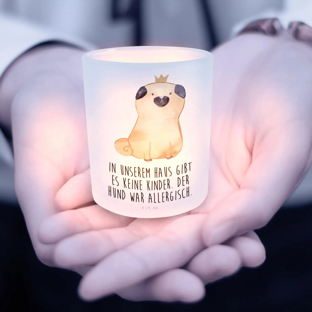 Latarenka mops korona tisch kerzenhalter, teelicht windlicht, Kerzenglas, Teelichthalter, glaswindlicht, Windlicht Draußen, Windlicht Klein, tischlicht, Teelicht Glas, Lichtglas, Windlicht Deko, Garten Windlicht, Deko Windlicht, teelichtglas, stimmungslicht, Glaslaterne, milchglas windlicht, Balkon Windlicht, Windlichter, laterne teelicht, ambientelicht, deko kerzenhalter, Outdoor Kerzenhalter, Kerzenhalter Glas, Windlicht, Glas Windlicht, Windlicht Milchglas, kerzenbehälter, Windlicht Kerzenhalter, Outdoor Windlicht, kerzenhalter klein, Windlicht Glas, teelichthalter klein, teelichtleuchter, Windlicht aus Glas, laterne glas, Deko Teelichthalter, glas kerzenhalter, lichthalter, Tisch Windlicht, Terrasse Windlicht, Kerzenhalter, Milchglas Teelichthalter, Kerzen Windlicht, Teelichthalter Glas, Glas Teelichthalter, dekolicht, Windlicht Satiniert, Sprüche, Hund, Hunderasse, Hundebesitzer, Hundemotiv, Haustier, Tierliebhaber, Hausregel, Allergisch, Kinderlos, Mops, Lustig, Hundebesitzer. Spruch