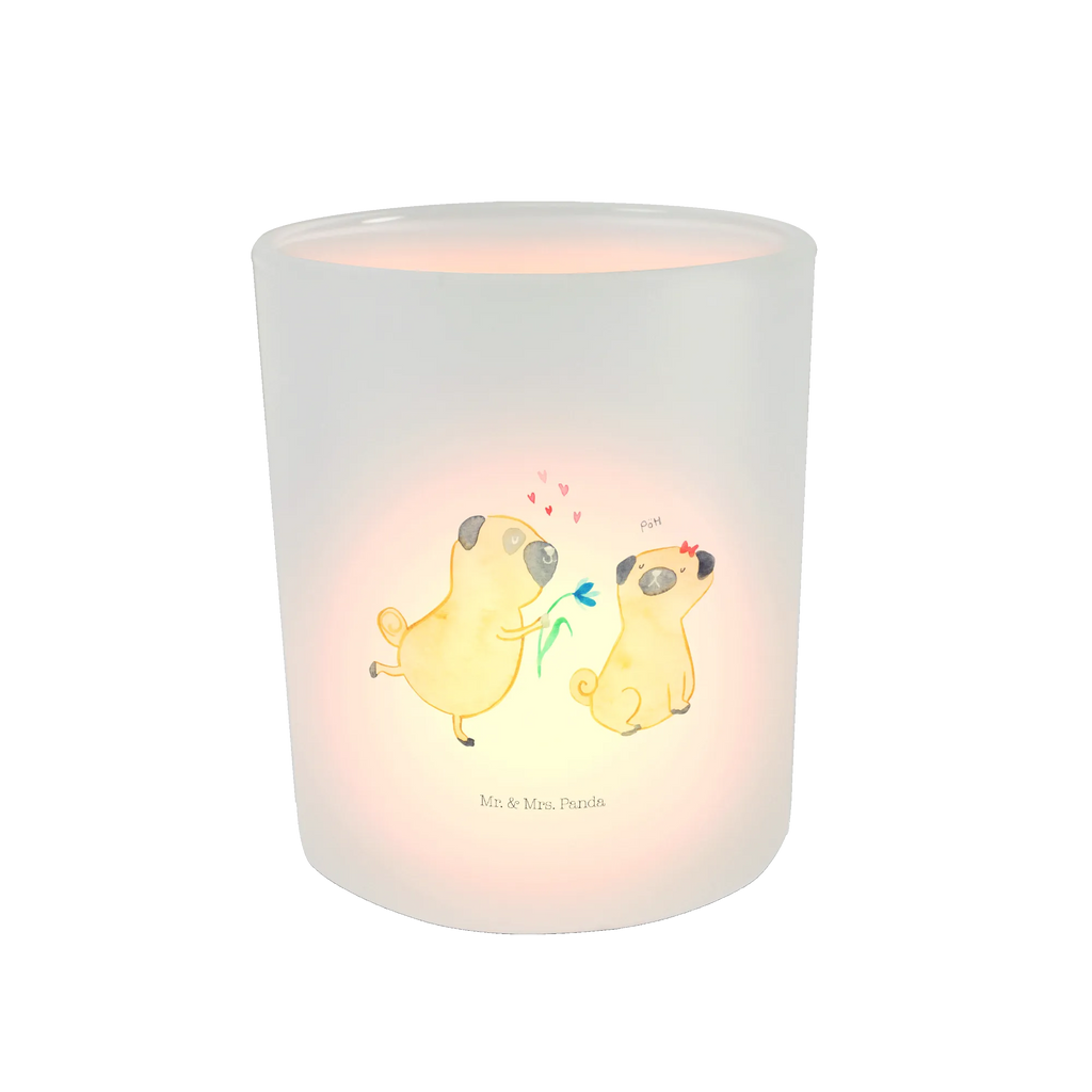 Lantern pug In love Windlicht Skandinavisch, Windlicht Garten, Teelichthalter für draußen, Windlicht Geschenk, Windlicht Vintage, Windlicht Dekoration, Teelichthalter, Windlicht Design, Windlicht Balkon, Windlicht Outdoor, Teelichthalter Outdoor, Windlicht Groß, Windlichter, Windlicht Klein, Windlicht, Windlicht Romantisch, Windlicht Draußen, Teelicht Glas, Windlicht Wohnzimmer, Windlicht Handgemacht, Windlicht Terrasse, Windlicht Boho, Windlicht Modern, Windlicht Glas, Windlicht Laterne, Windlicht Für Draußen, Windlicht Kerzenhalter, Windlicht Nachhaltig, Hund, Hundemotiv, Haustier, Hunderasse, Tierliebhaber, Hundebesitzer, Sprüche, Liebe, verliebt, Geschenk Freund, Möpse, Mops, Partner, Hundeliebe, Liebesspruch. Verlobt