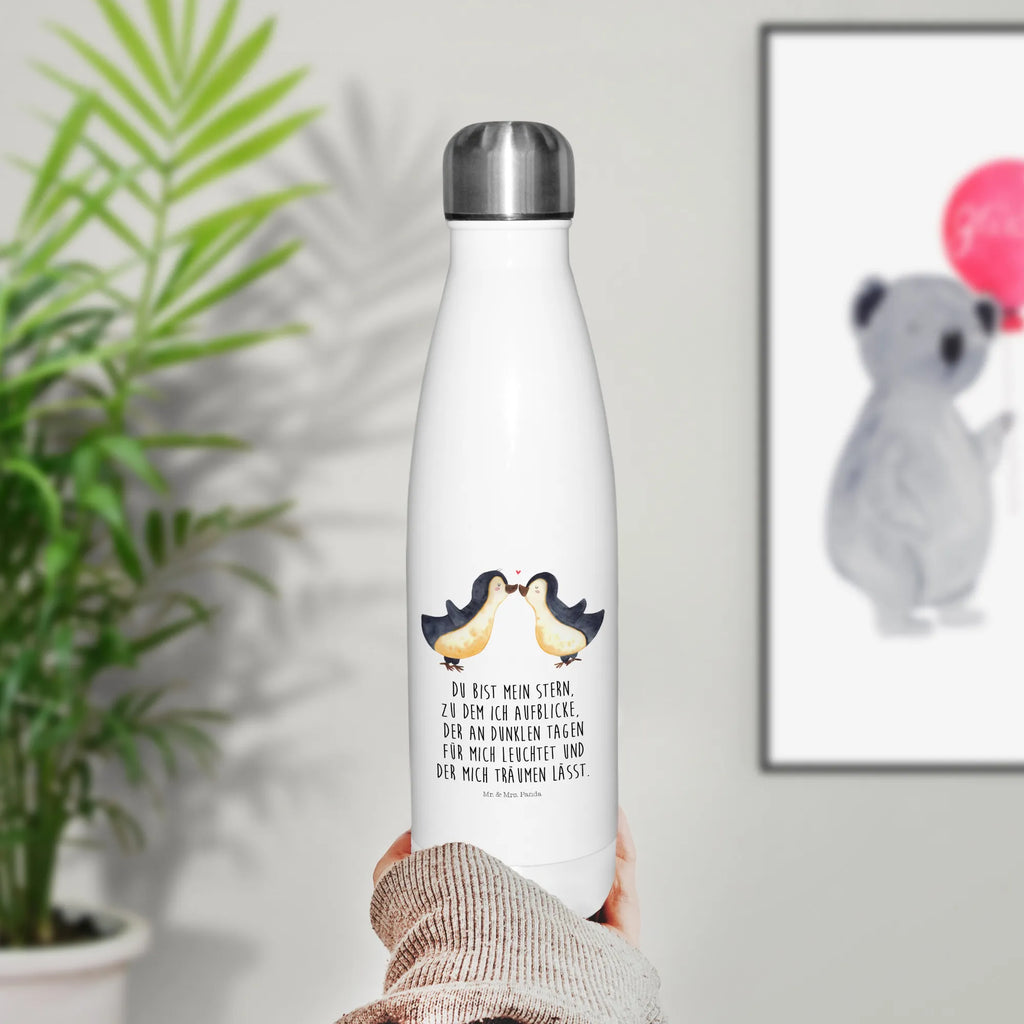 Thermosflasche Pinguin Liebe Thermosflasche 1 Liter, Thermosflasche Kinder, Thermosflasche Für Wasser, Thermoflasche Edelstahl, Thermosflasche Für Kaffee, Thermosflasche Nachhaltig, Sommerflasche, Thermos, Thermosflasche Für Schule, Isolierflasche Kaltgetränke, Thermosflasche Mit Trinkverschluss, Edelstahlflasche, Isolierkanne, Thermosflasche BPA-Frei, Thermosflasche Modern, Thermosflasche 750ml, Umweltfreundliche Thermosflasche, Thermoskanne Unterwegs, Flasche, Flasche für Kohlensäure, Thermosflasche Für Sport, Kalthalteflasche, Thermosflasche Damen, Thermoflasche, Thermosflasche Für Unterwegs, Trinkflasche Isoliert, Thermosflasche Für Büro, Thermosflasche Für Outdoor, Thermosflasche, Warmhalteflasche, Isolierflasche, Doppelwandige Trinkflasche, Vakuumflasche, Leichte Thermosflasche, Isolierflasche Heißgetränke, Thermosflasche Klassisch, Thermosflasche Für Tee, Thermosflasche Mit Drehverschluss, Sommergetränk, Thermosflasche Wandern, Thermosflasche Reisen, Spülmaschinenfeste Thermosflasche, Thermosflasche 500ml, Robuste Thermosflasche, Thermosflasche Herren, Auslaufsichere Thermosflasche, Thermosflasche Outdoor, Liebe, Partner, Freund, Freundin, Ehemann, Ehefrau, Heiraten, Verlobung, Heiratsantrag, Liebesgeschenk, Jahrestag, Hocheitstag, Liebesbeweis, Pinguin Paar, Paar, Pinguin, Geschenkidee, Pinguine, Pinguinpaar, Pärchen. Liebespaar, Geschenk Freund, Pinguin Liebe, Verlobter, Gastgeschenk, Geschenk Freundin, Geschenk Hochzeitstag, Hochzeit, Liebesspruch, Verlobte, Hochzeitstag, Love