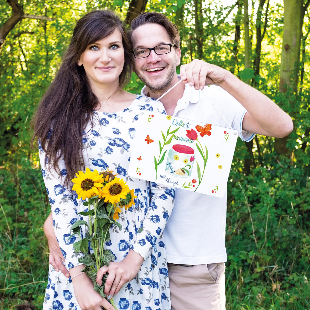 Deko Schild Collect Moments, not things Dekoschild Zum Aufhängen, Dekoschild Für Flur, Dekoschild, Schild Zum Hinstellen, Deko Wandtafel, Dekoschild Handgemacht, Dekoschild Für Freunde, Deko schild Für Balkon, Deko schild Mit Lebensweisheit, Deko schild Mit Herz, Metallschild, Vintage Schild, Türschild Mit Spruch, Deko schild Liebevoll Gestaltet, Lustiges Deko schild, Deko schild Für Wohnzimmer, Deko schild Mit Spruch, Wanddeko Schild, Türschild, Dekoschild Für Familie, Holzschild, Deko schild Modern, Dekoschild Groß, Schild Zum Aufstellen, Deko Schild, Dekos child Für Garten, Deko schild Mit Blumenmotiv, Deko schild Landhausstil, Schild Aus Metall, Schild Aus Holz, Dekoschild Geschenk, Dekoschild Klein, Deko schild Für Küche, Deko schild Mit Motiv, Dekoschild Für Badezimmer, Spruchschild, Rustikales Deko schild, Shabby Chic Schild, Dekoschild Aus Holz, Wandschild, Blumen Deko, Frühlings Deko, Sommer Deko, Dekoration, positive Botschaft, Naturliebhaber, Outdoor, Natur, Abenteuer, Spruch Erinnerungen, Spruch Leben, Lebensmotto, Lebensweisheit, Zitat Englisch, Deko Bild, Zitat Leben, Blumen Motiv, Momente