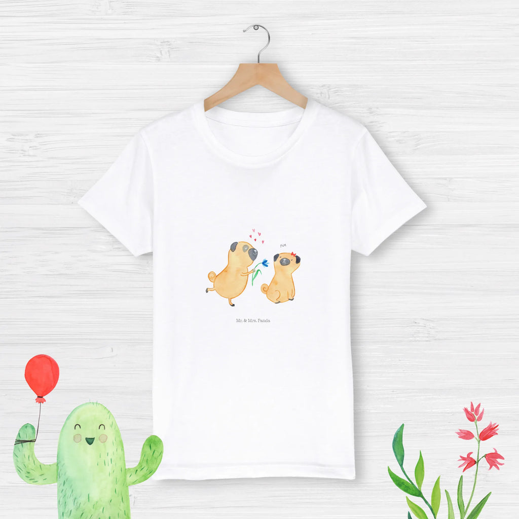 Organic Kinder T-Shirt Mops Verliebt Kinder T-Shirt, Kinder T-Shirt Jungen, Kinder T-Shirt Mädchen, Hund, Hundemotiv, Haustier, Hunderasse, Tierliebhaber, Hundebesitzer, Sprüche, Partner, Möpse, Geschenk Freund, Mops, Liebesspruch. Verlobt, Hundeliebe, Liebe, verliebt