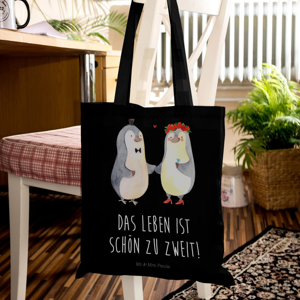 Tote bag Penguins getting married Einkaufstüte, Shopper, Beutel, Beuteltasche, Jutetasche, Schultertasche, Laptoptasche, Stofftasche, Tragetasche, Umhängetasche, Tasche, Badetasche, Jutebeutel, Strandtasche, Einkaufstasche, Stoffbeutel, Liebe, Partner, Freund, Freundin, Ehemann, Ehefrau, Heiraten, Verlobung, Heiratsantrag, Liebesgeschenk, Jahrestag, Hocheitstag