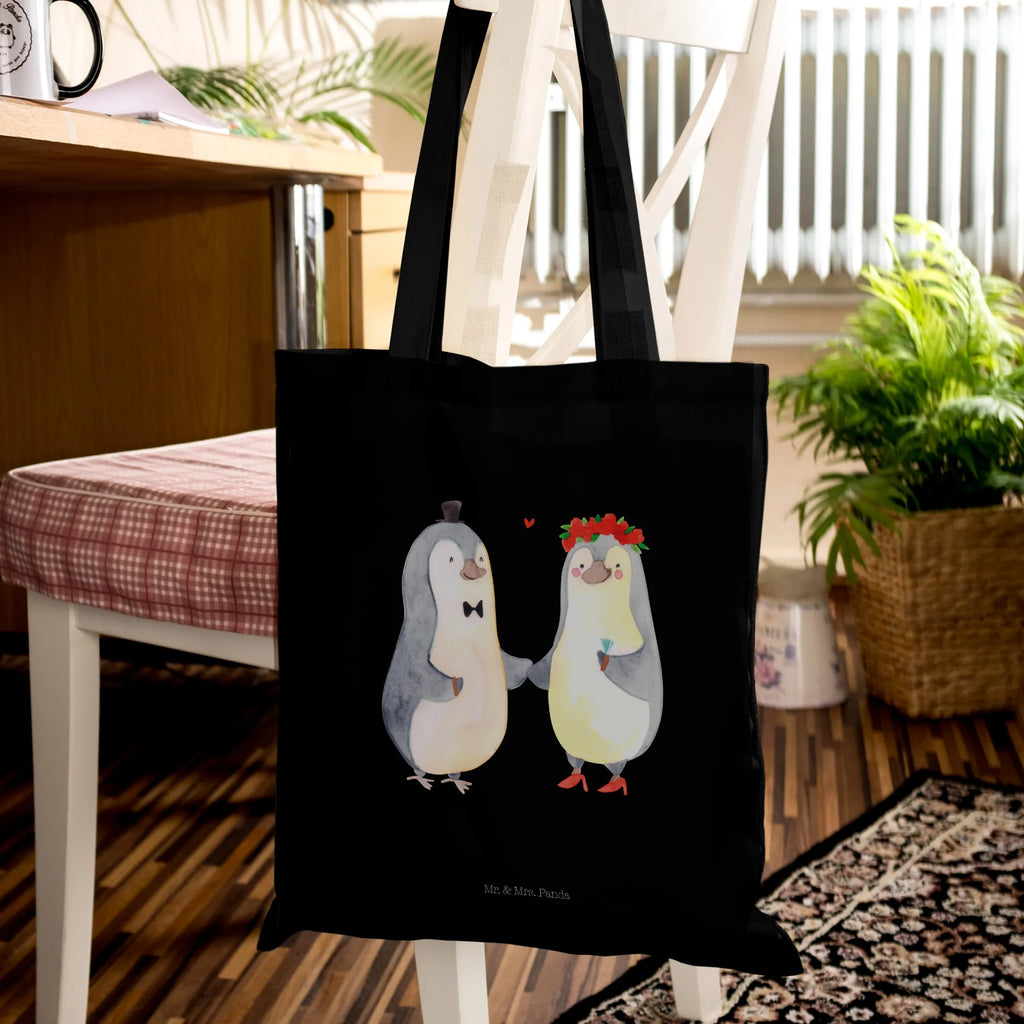 Tote bag Penguins getting married Einkaufstüte, Shopper, Beutel, Beuteltasche, Jutetasche, Schultertasche, Laptoptasche, Stofftasche, Tragetasche, Umhängetasche, Tasche, Badetasche, Jutebeutel, Strandtasche, Einkaufstasche, Stoffbeutel, Liebe, Partner, Freund, Freundin, Ehemann, Ehefrau, Heiraten, Verlobung, Heiratsantrag, Liebesgeschenk, Jahrestag, Hocheitstag