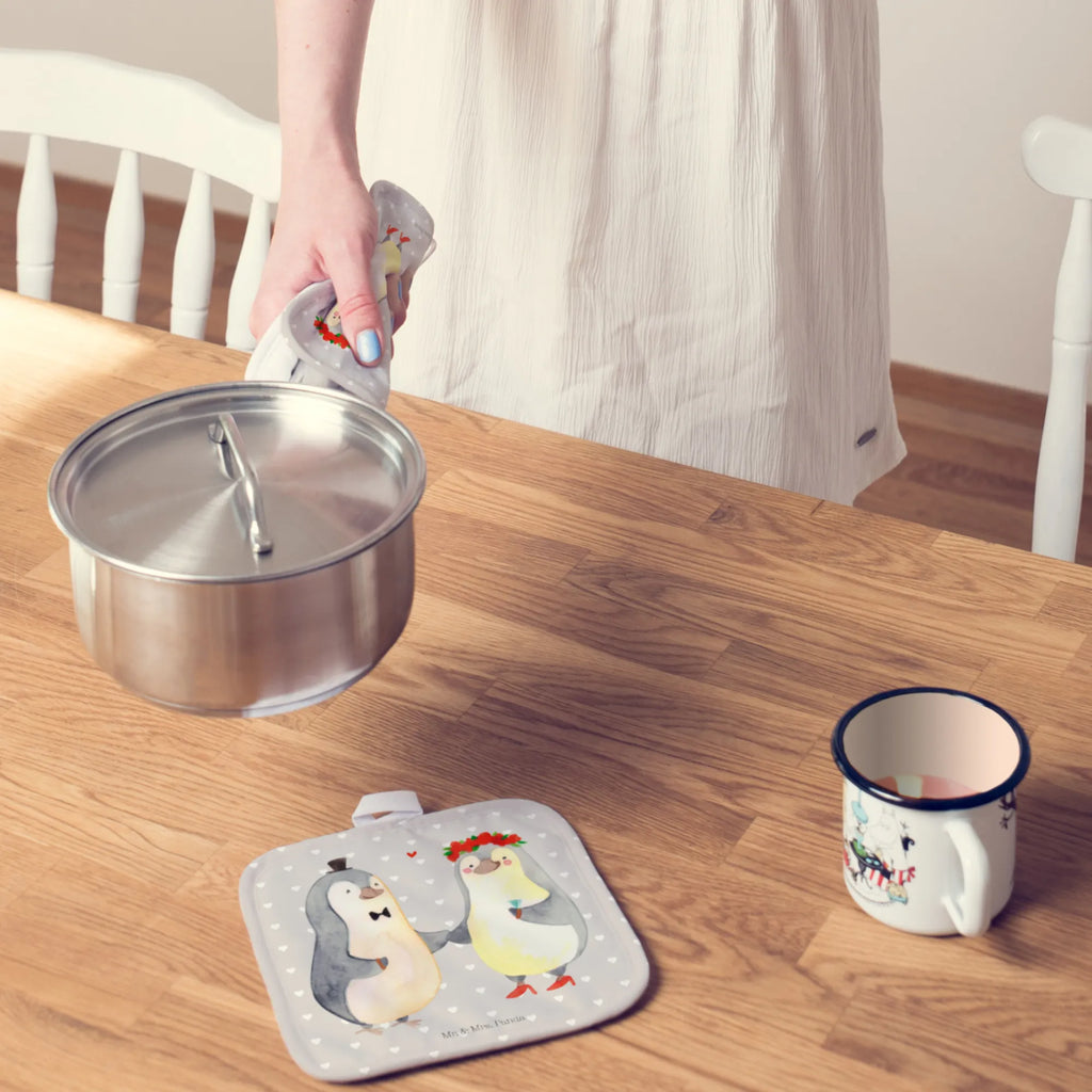 2er Set Topflappen  Pinguin Heirat Topflappen Set, Topfuntersetzer, Topflappen, Ofenhandschuhe, Topflappen 2er Set, Ofenhandschuh, Topflappen lustig, Topflappen mit Spruch, Topfhandschuh, Schöne Topflappen, Topfhandschuhe, Topflappenset, Liebe, Partner, Freund, Freundin, Ehemann, Ehefrau, Heiraten, Verlobung, Heiratsantrag, Liebesgeschenk, Jahrestag, Hocheitstag