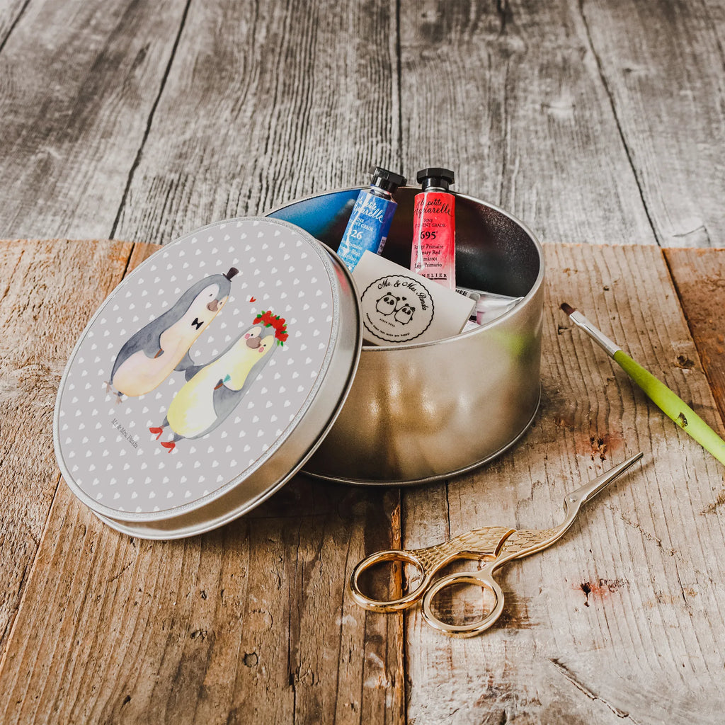 Blechdose rund Pinguin Heirat Blechdose, Runde Blechdose, Metalldose Rund, Metallbox, plätzchendosen, runde keksdosen, runde dosen, Keksdose, dosen, Metalldose, runddose, keksdosen, Vorratsdosen, Geschenkdose, metalldosen, Dose, gebäckdosen, runddosen, plätzchendose, runde blechdosen, Aufbewahrungsbox, runde keksdose, Vorratsdose, blechdosen, metallboxen, Aufbewahrungsdosen, geschenkdosen, Runde Dose, Aufbewahrungsdose, Blechdose Rund, gebäckdose, Freundin, Freund, Liebe, Liebesgeschenk, Jahrestag, Verlobung, Partner, Ehemann, Ehefrau, Heiraten, Heiratsantrag, Hocheitstag