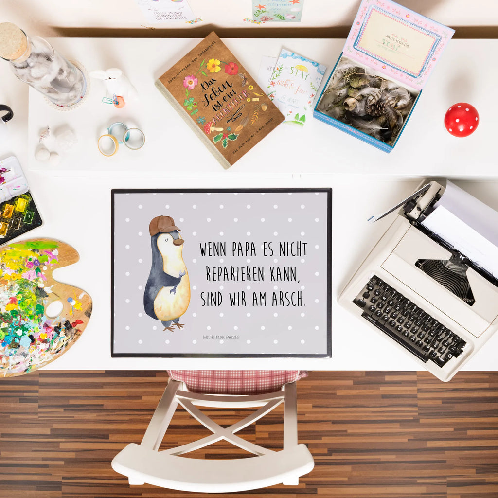 Schreibtischunterlage Wenn Papa es nicht reparieren kann, sind wir am Arsch pultunterlage, Tischunterlage, schreibmatte, schreibauflagen, Schreibtisch Unterlagen, schreibauflage, schreibtischmatte, schreibtischauflagen, tischauflagen, Schreibtischauflage, Schreibtisch Matte, tischpads, tischpad, arbeitsmatte, arbeitsunterlage, schreibtischunterlage, tischauflage, Schreibunterlage, tischmatte, tischmatten, schreibtischunterlagen, Oma, Opa, Muttertag, Familie, Schwester, Bruder, Vatertag, Mama, Papa, Bester Papa Der Welt, Geschenk Papa, Vater