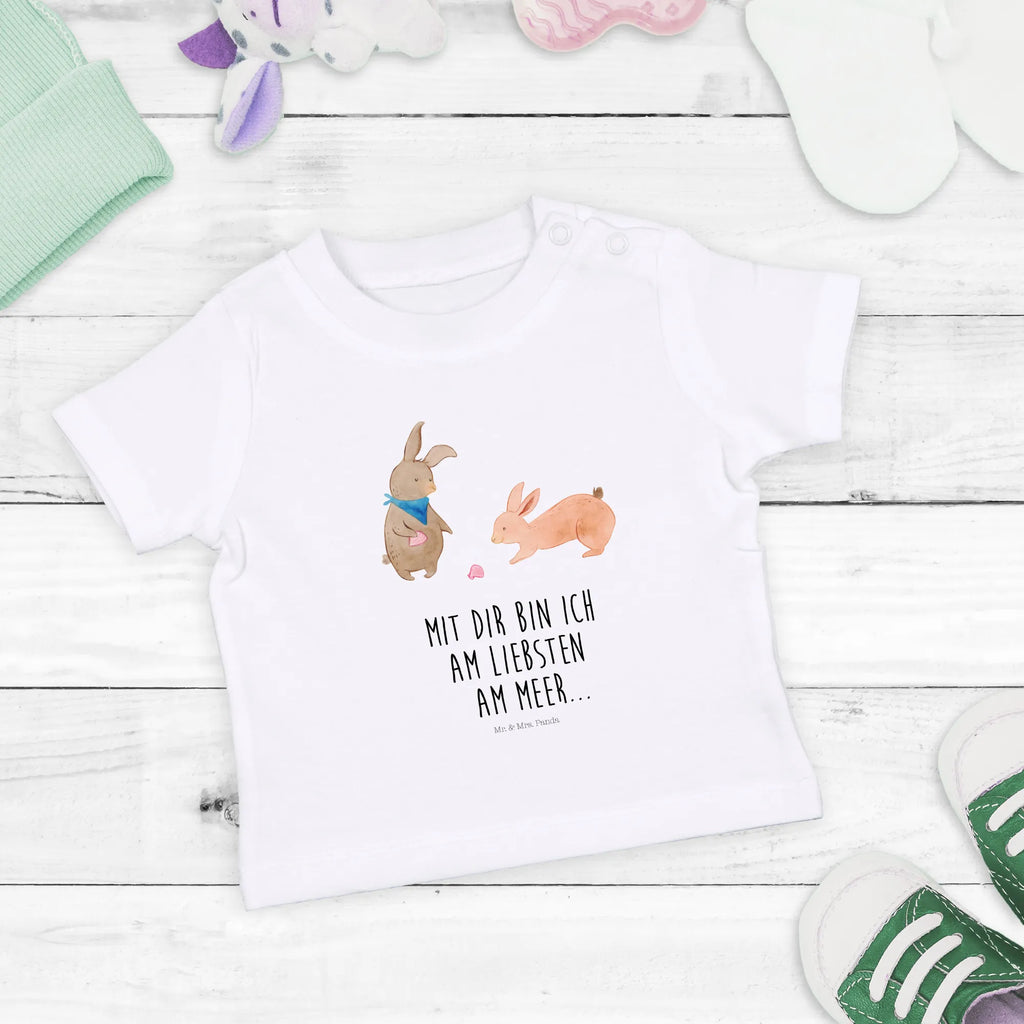 Organic Baby Shirt Hasen Muschel Baby Shirt Mit Spruch, Baby Bio Shirt, Baby Shirt Modern, Baby Shirt, Baby Pullover, Baby Top, Baby Kurzarmshirt, Baby Shirt Mit Motiv, Baby Shirt Weiß, Baby Sweatshirt, Baby Hemd, Baby Shirt Junge, Baby Shirt Neutral, Baby Baumwollshirt, Baby Shirt Mädchen, Baby Shirt Klassisch, Baby Oberteil, Baby Shirt Alltag, Baby Shirt Gestreift, Baby Shirt Grau, Süßes Baby Shirt, Baby Shirt Mit Aufdruck, Lustiges Baby Shirt, Baby Shirt Bunt, Baby Jerseyshirt, Baby Shirt Erstausstattung, Baby T-Shirt, Baby Langarmshirt, Baby Shirt Zur Geburt, Baby Shirt Pastell, Baby Shirt Geschenk, Baby Shirt Unisex, Vatertag, Opa, Mama, Oma, Familie, Papa, Schwester, Bruder, Muttertag, Beste Freundin, Muscheln Sammeln, Meer, Freundin, Best Friends, BFF, Muscheln, Freundinnen, Hasen